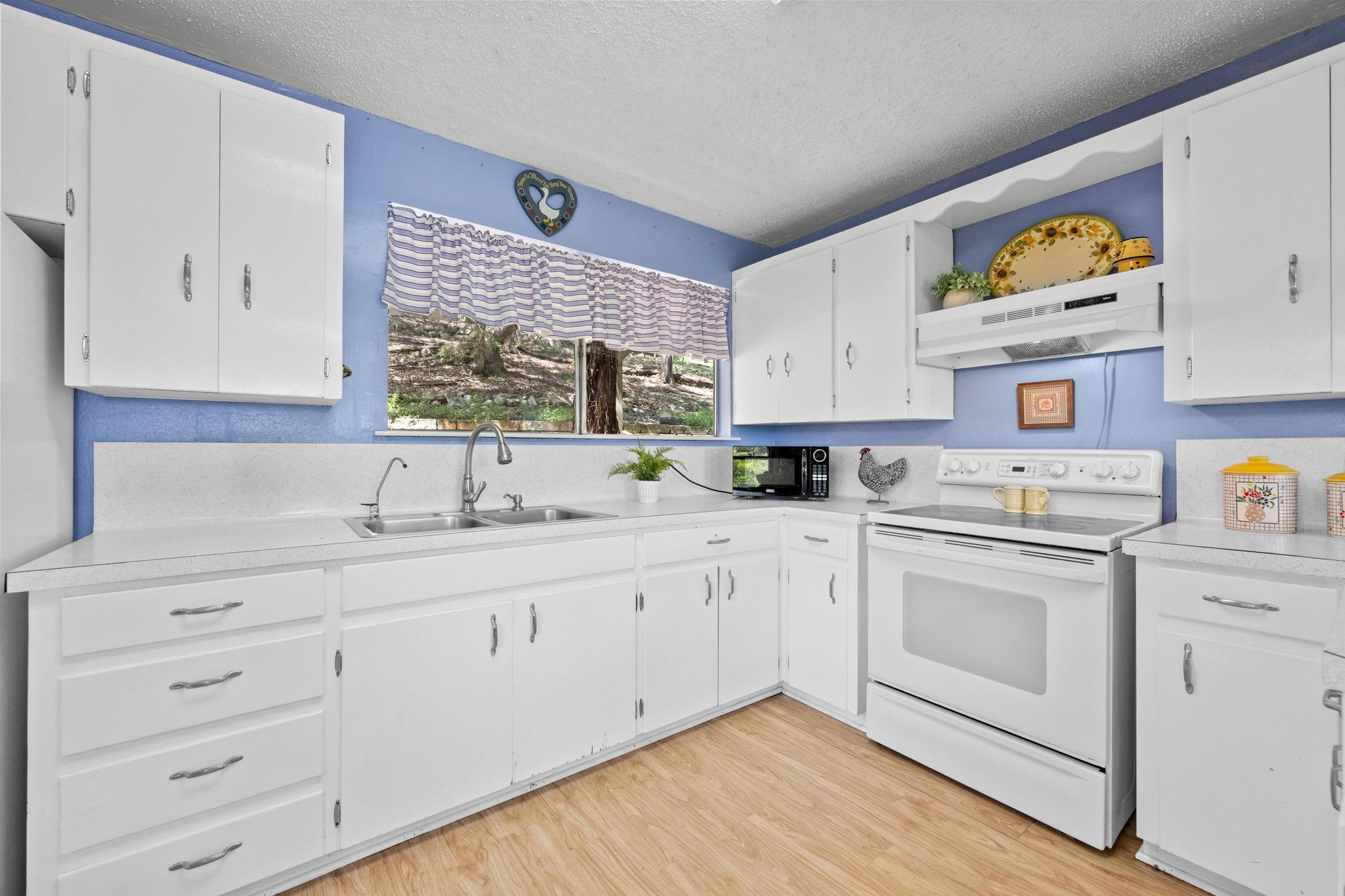 20926 W Lakeshore Dr, Spicewood, TX 78669