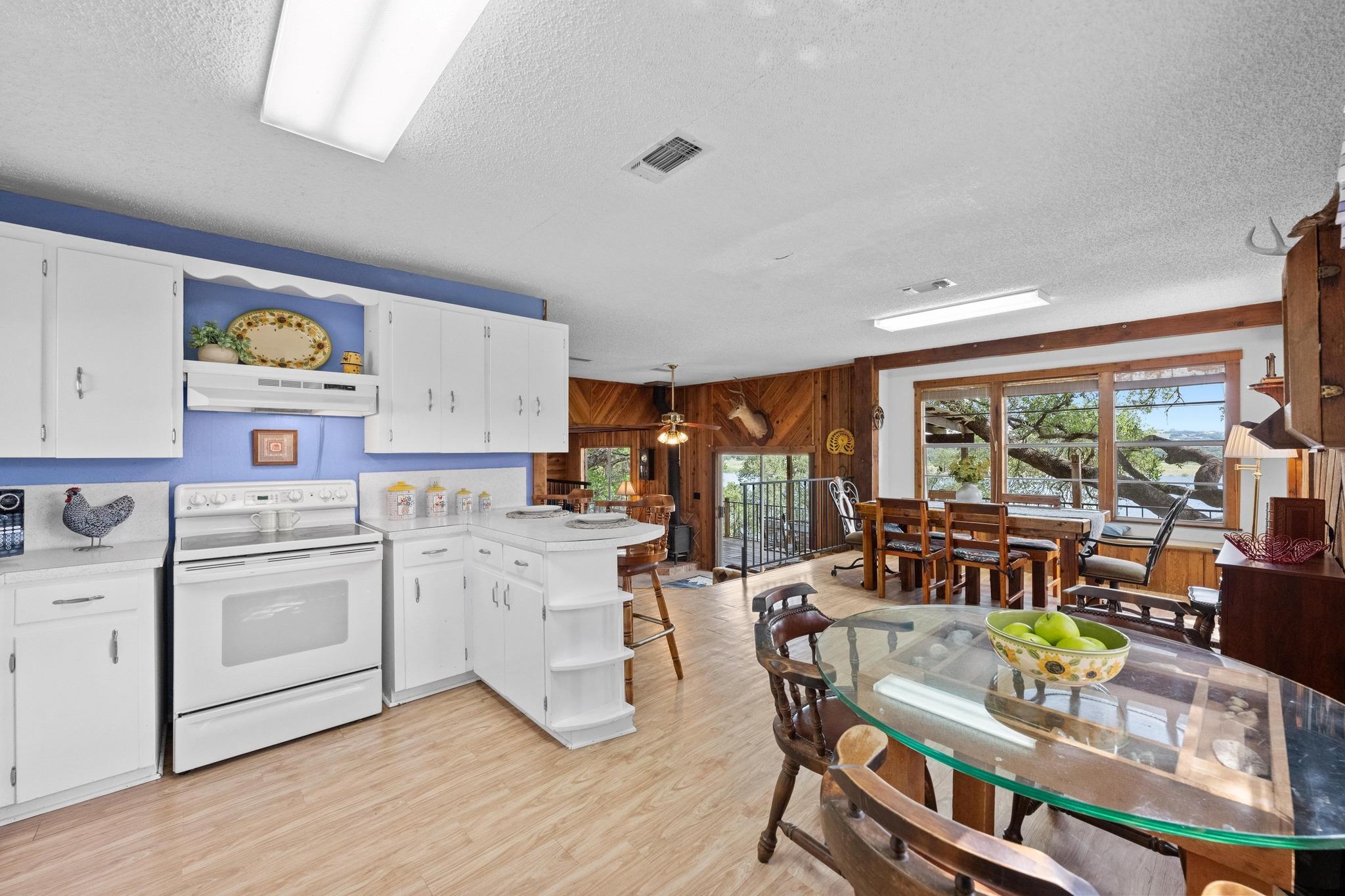 20926 W Lakeshore Dr, Spicewood, TX 78669