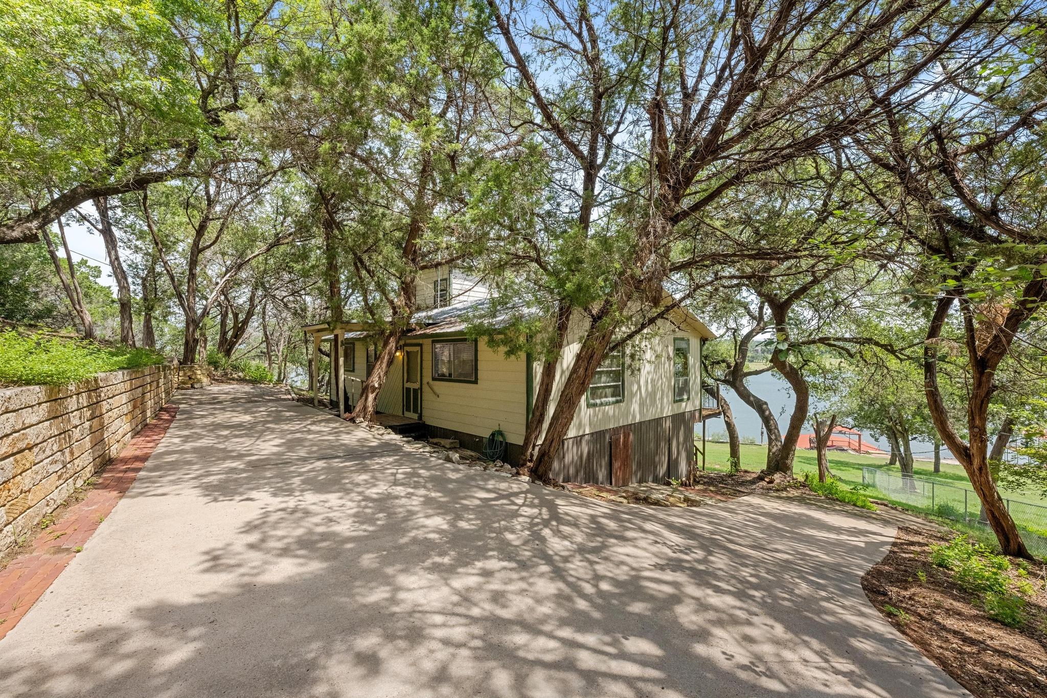 20926 W Lakeshore Dr, Spicewood, TX 78669