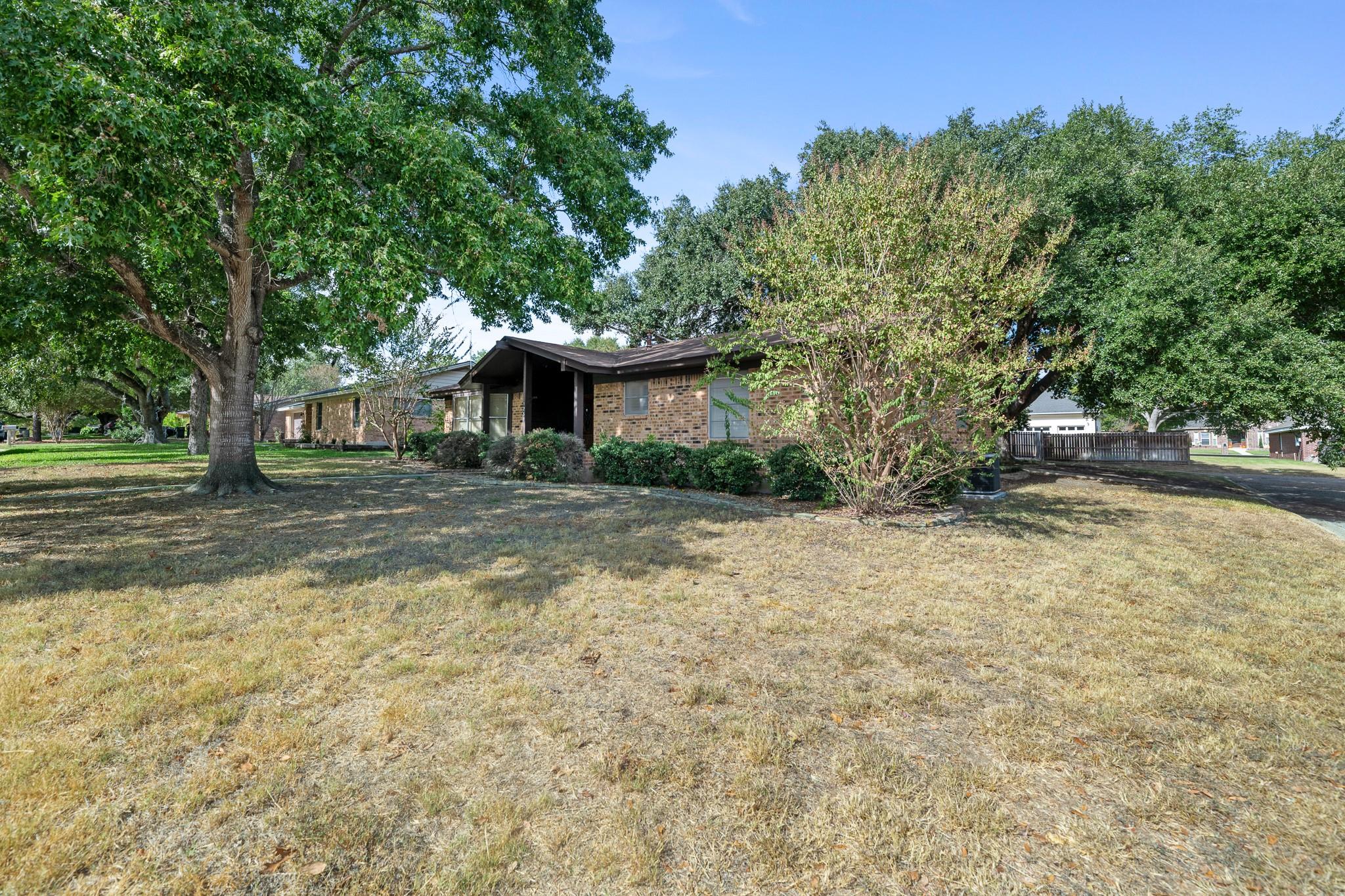 125 Hillview Dr, Luling, TX 78648