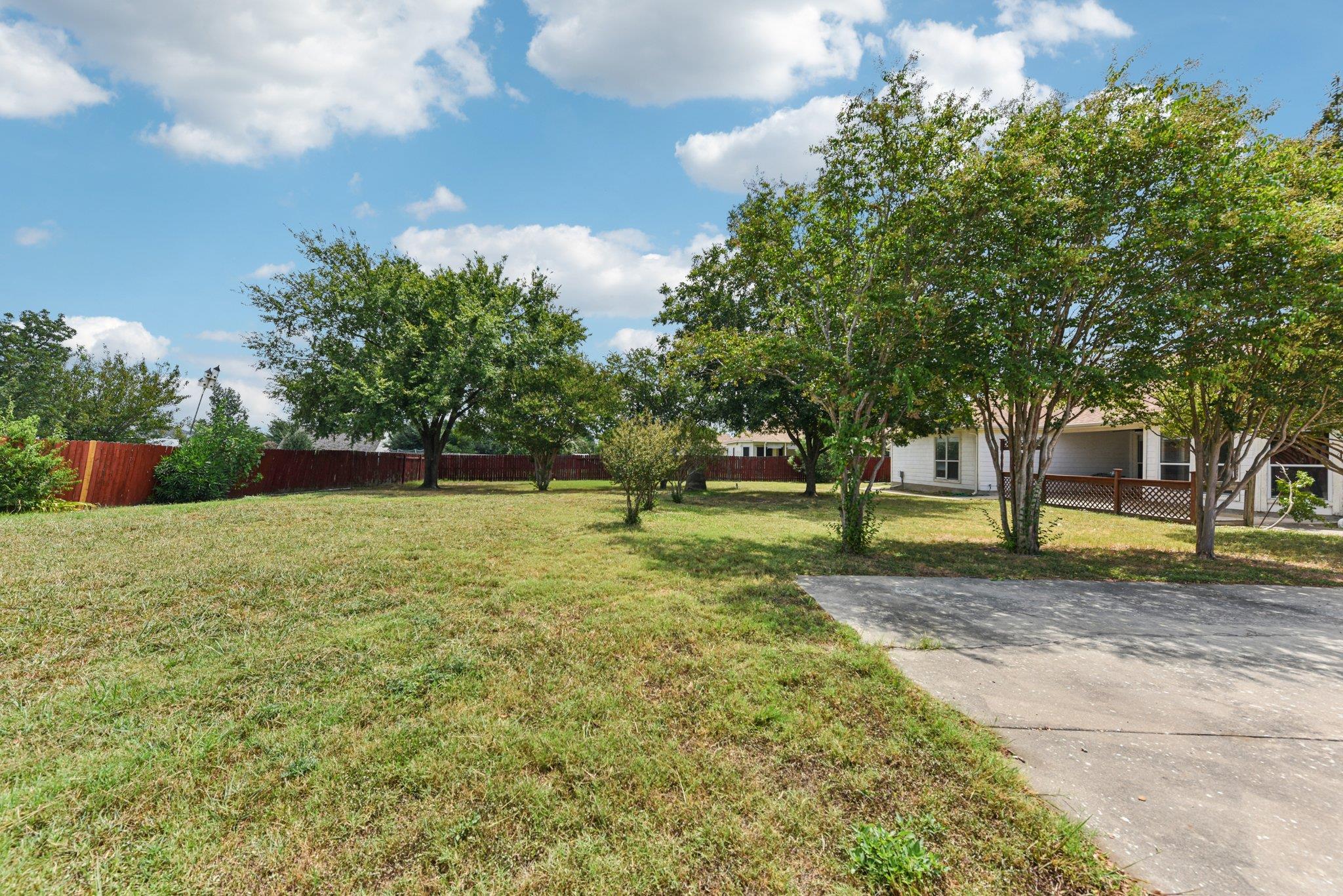 105 Guadalupe Dr, Hutto, TX 78634