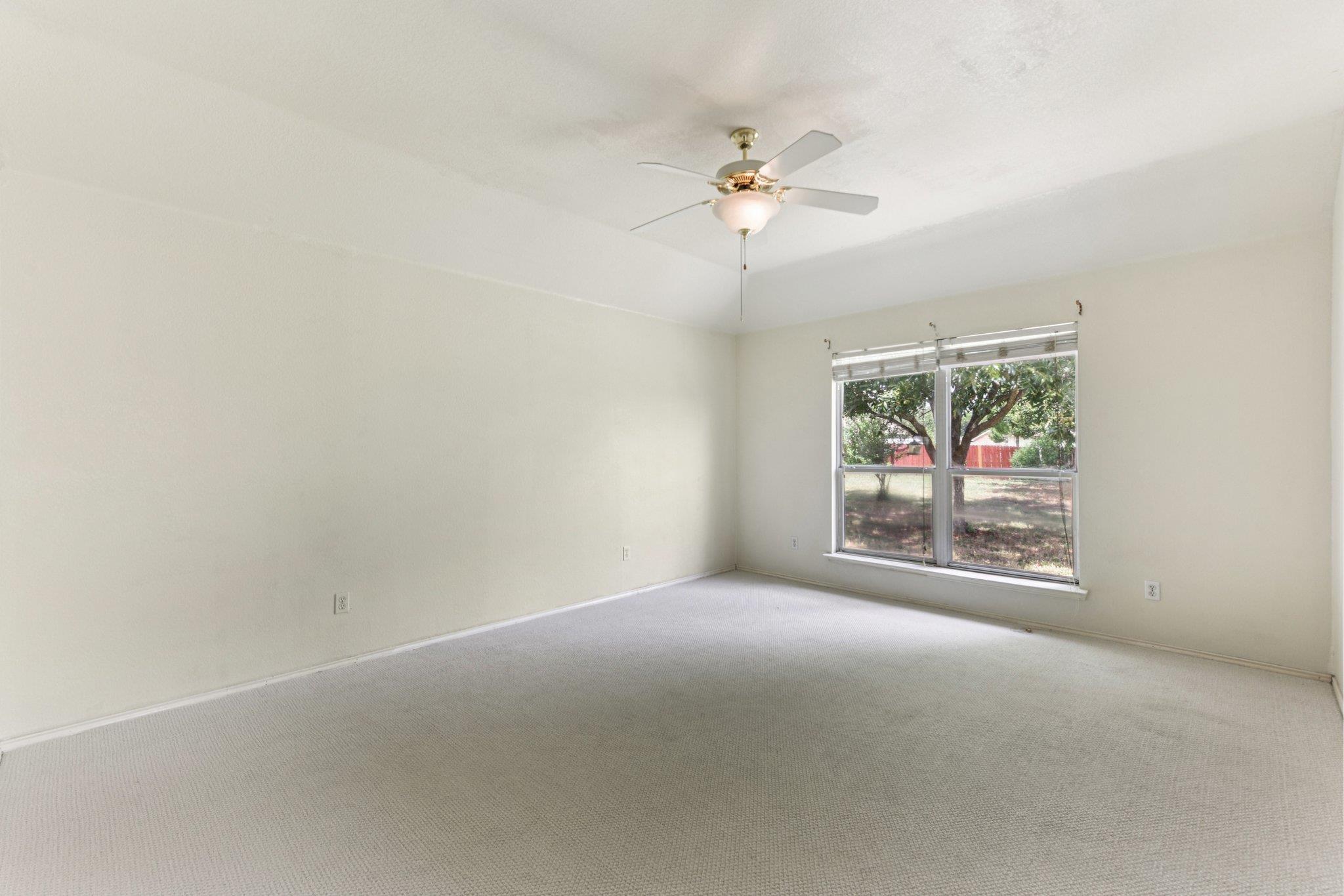 105 Guadalupe Dr, Hutto, TX 78634