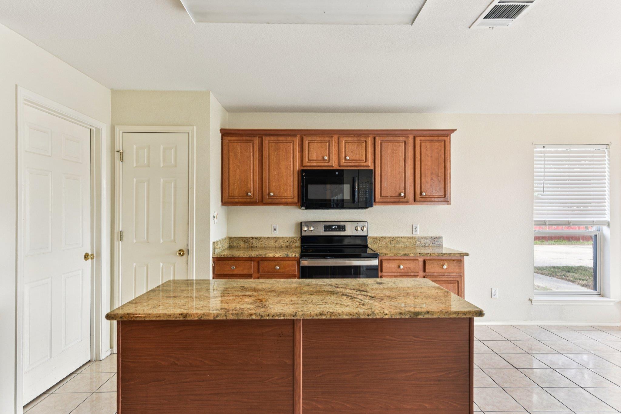 105 Guadalupe Dr, Hutto, TX 78634