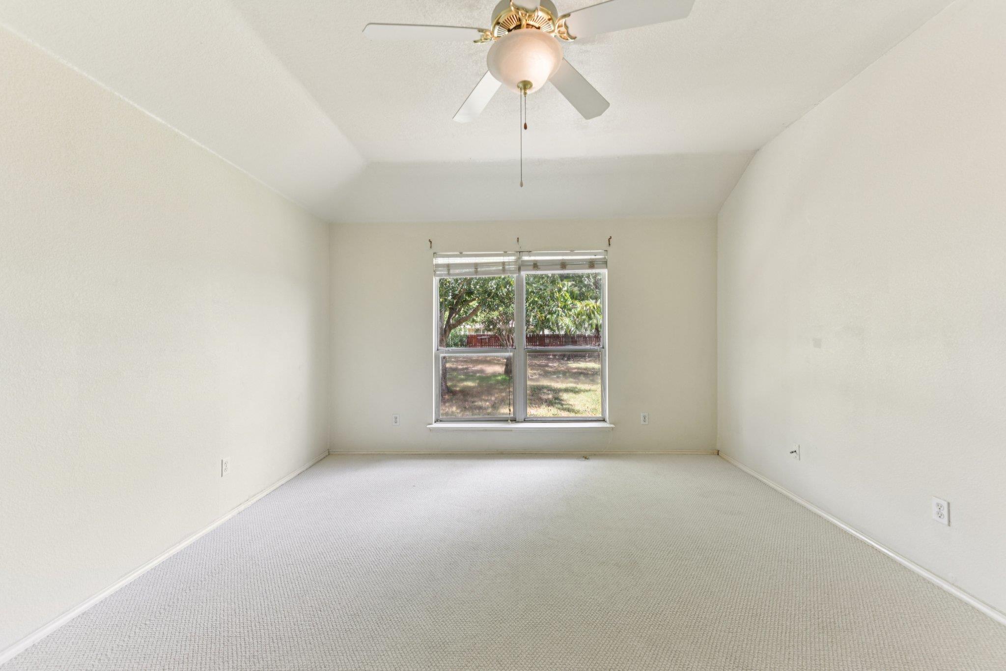 105 Guadalupe Dr, Hutto, TX 78634