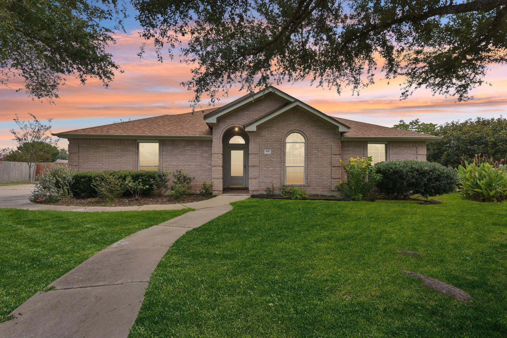 105 Guadalupe Dr, Hutto, TX 78634