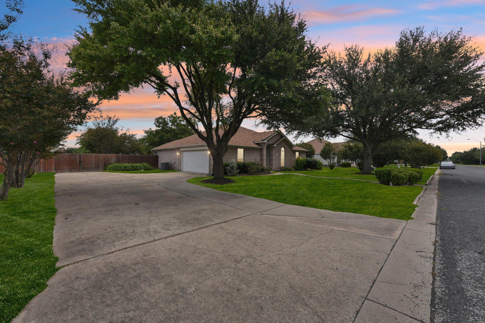 105 Guadalupe Dr, Hutto, TX 78634