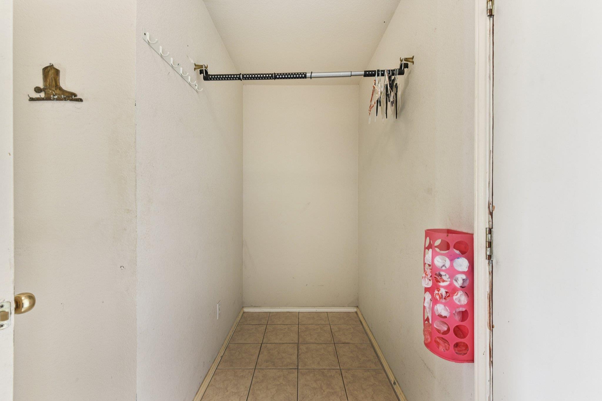 105 Guadalupe Dr, Hutto, TX 78634