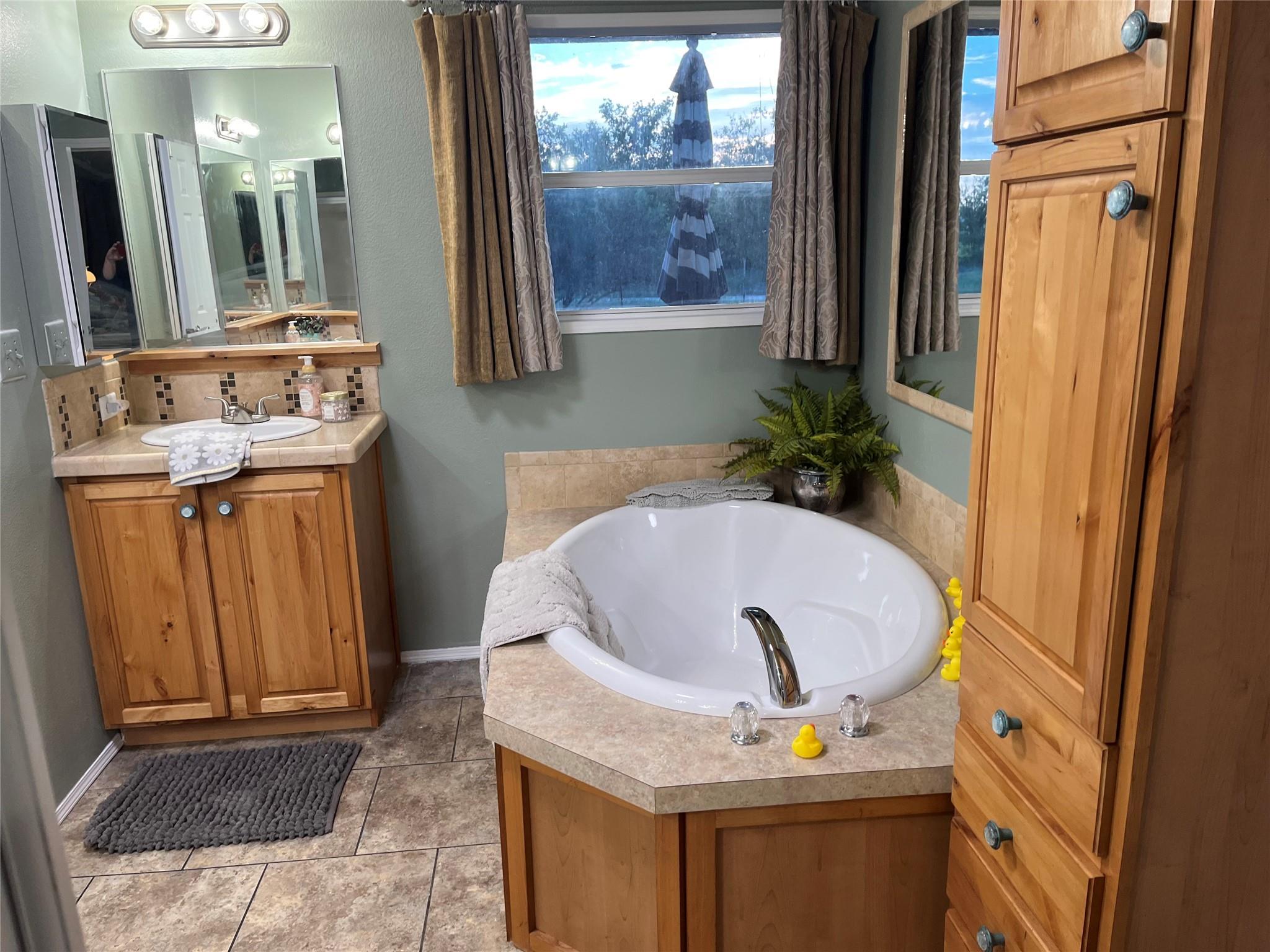 674 County Road 447, Waelder, TX 78959