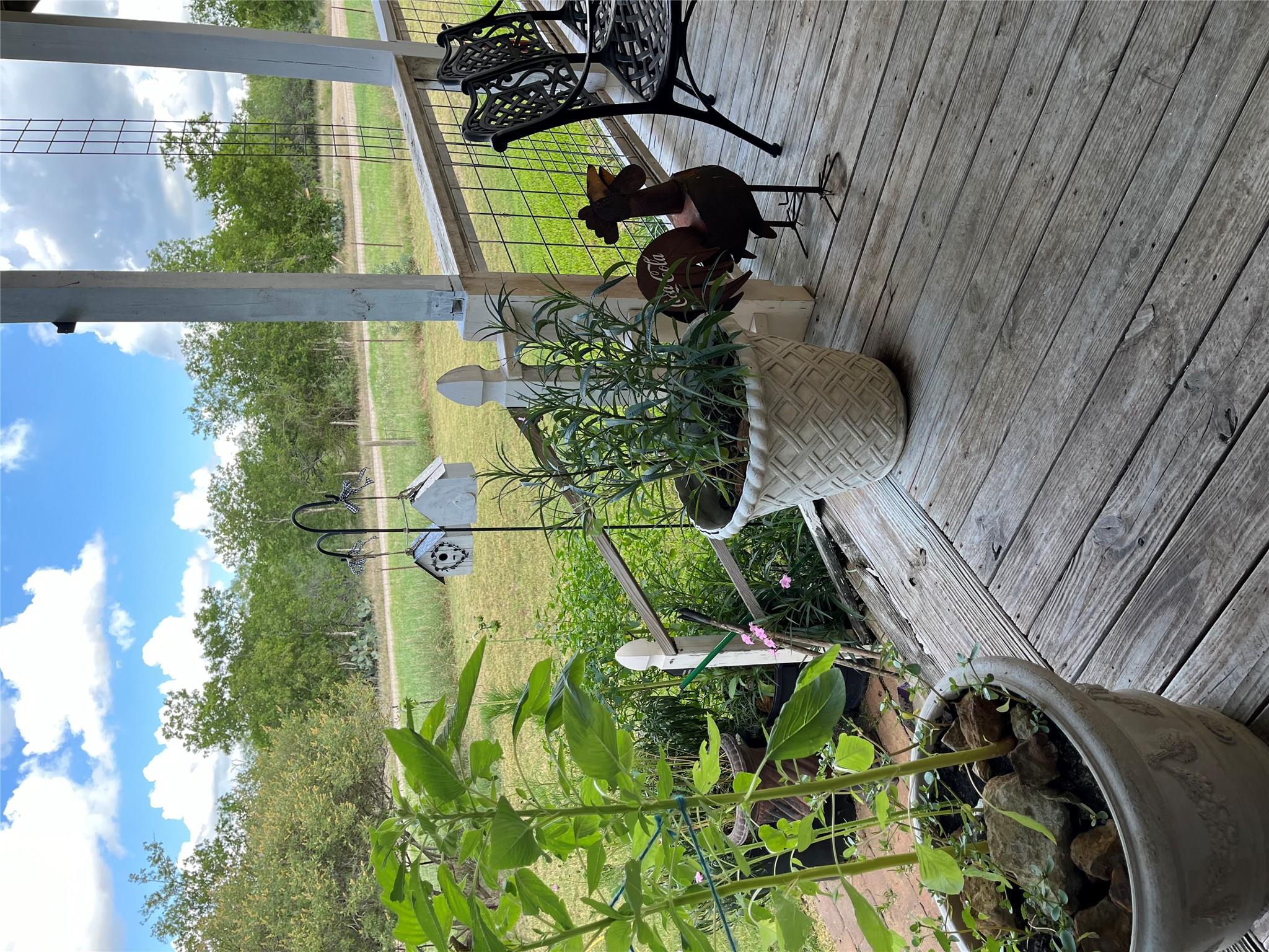 674 County Road 447, Waelder, TX 78959