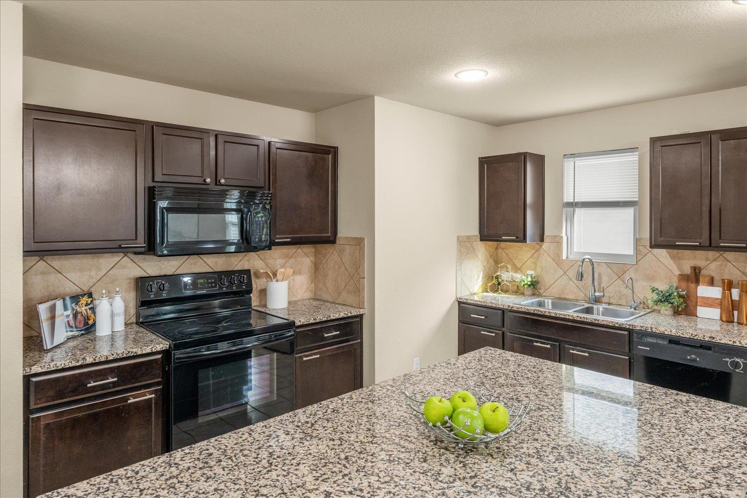 306 Nueces River Trl, Hutto, TX 78634