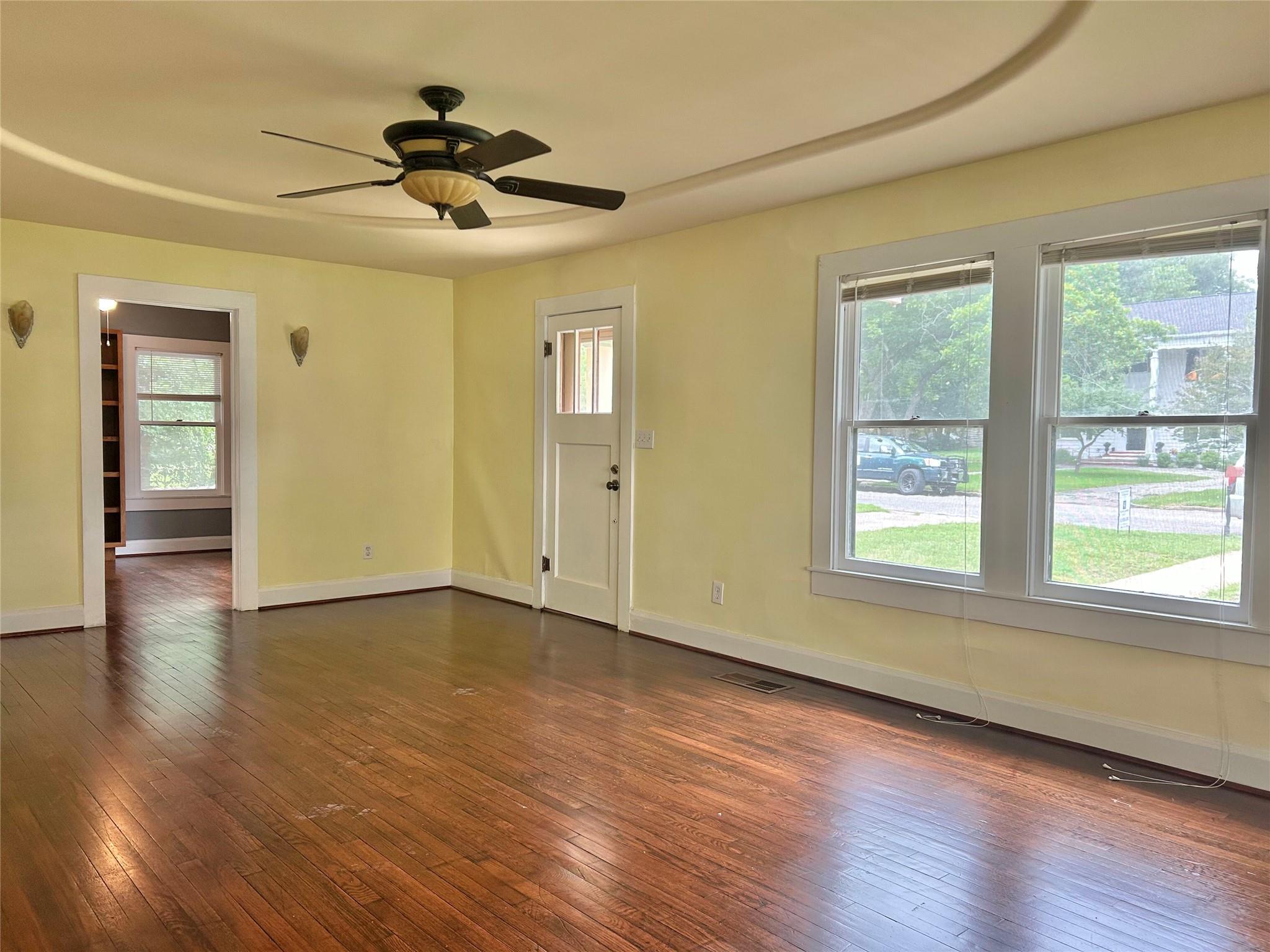 1710 Lexington St, Taylor, TX 76574
