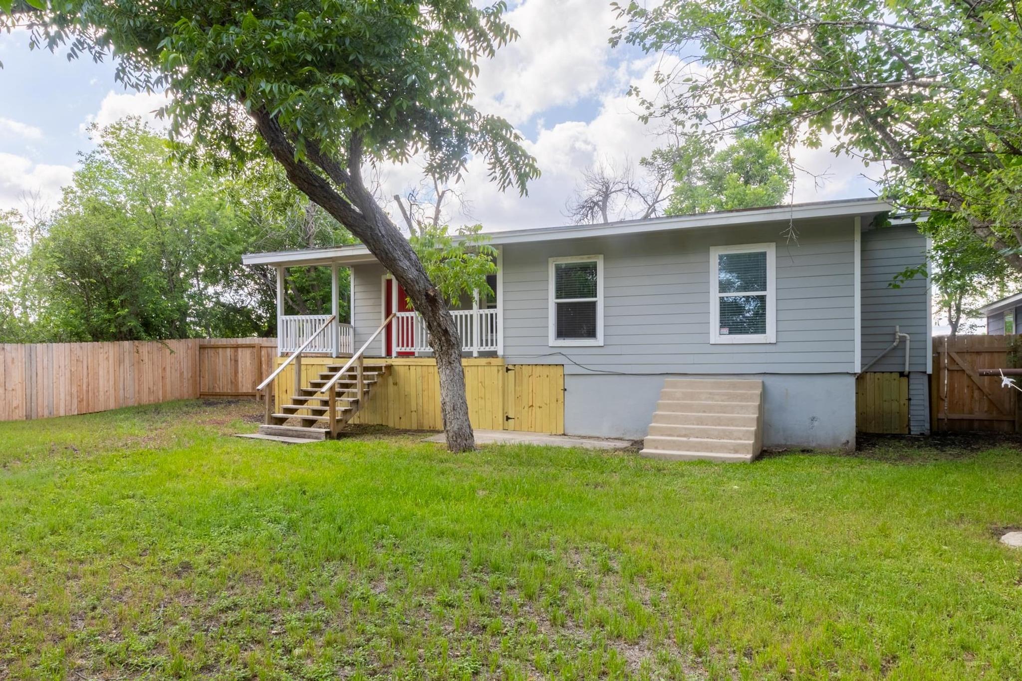 1445 Hillview Ave, New Braunfels, TX 78130