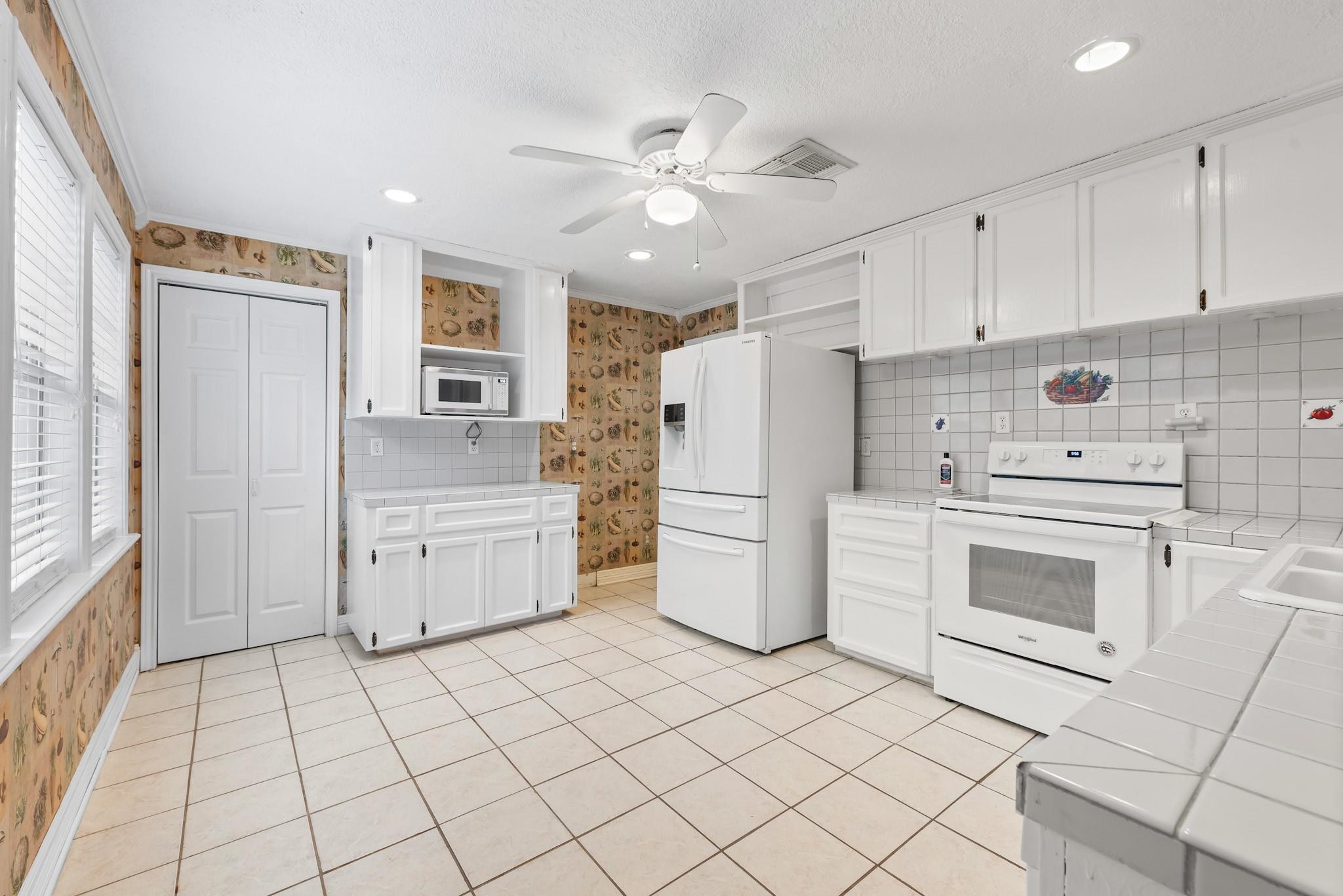 20024 W Lakeshore Dr, Magnolia, TX 77355