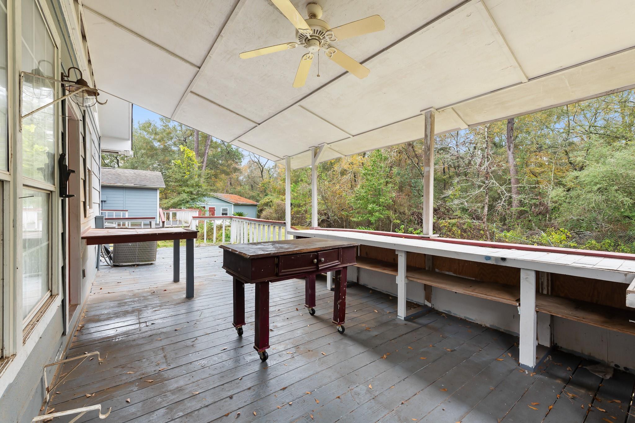 20024 W Lakeshore Dr, Magnolia, TX 77355