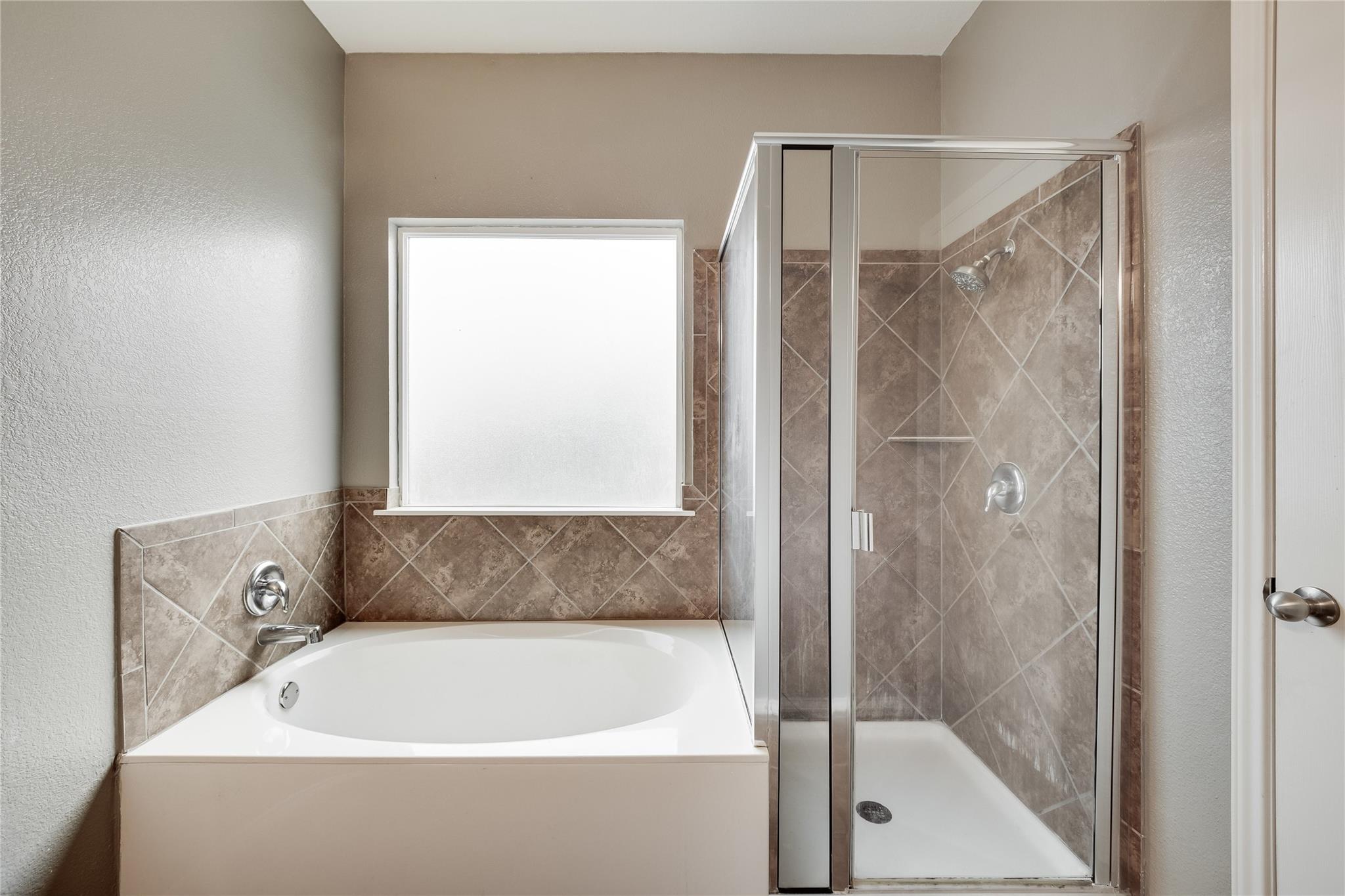 128 Flower Smith Ln, Jarrell, TX 76537