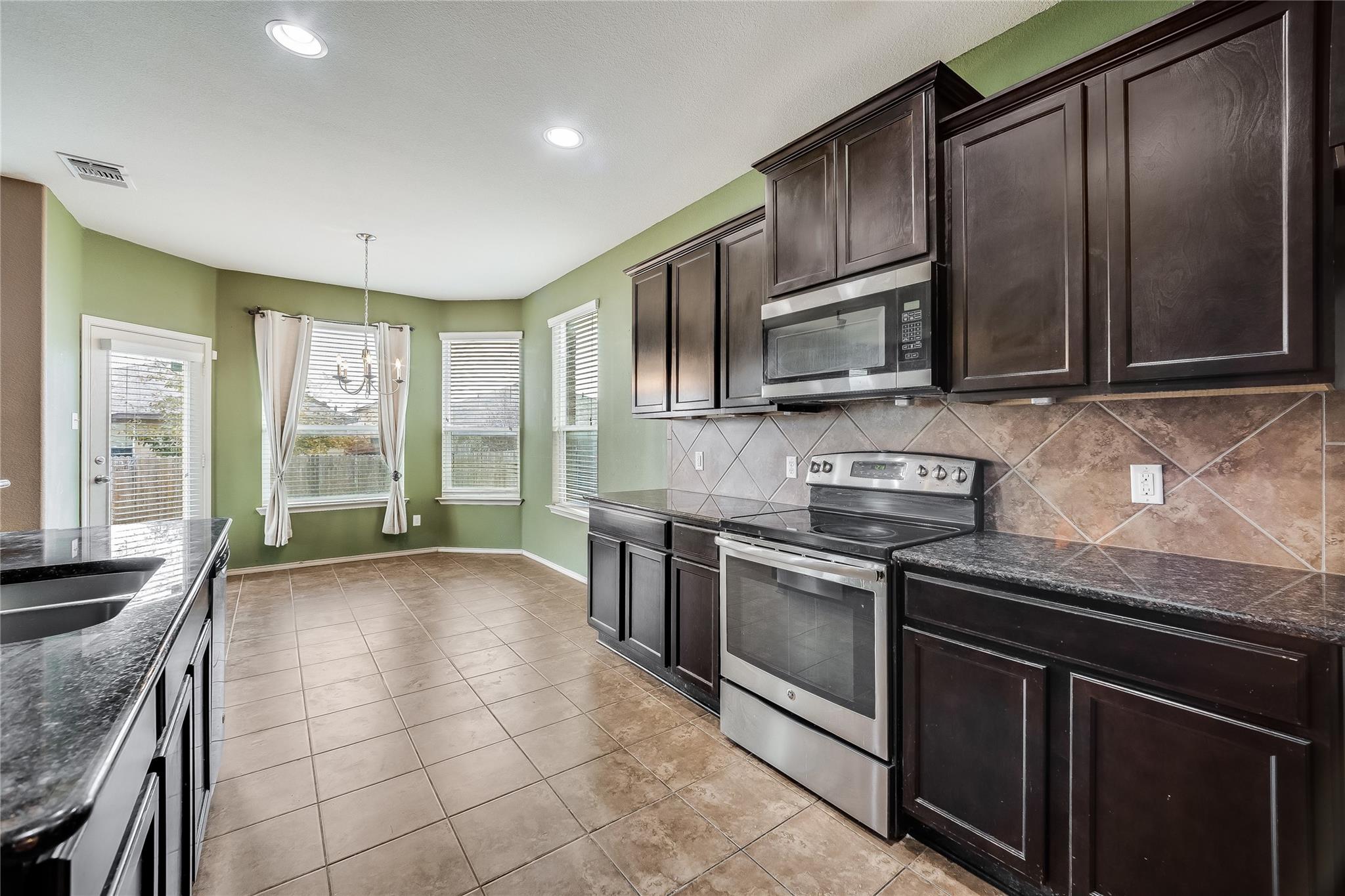 128 Flower Smith Ln, Jarrell, TX 76537