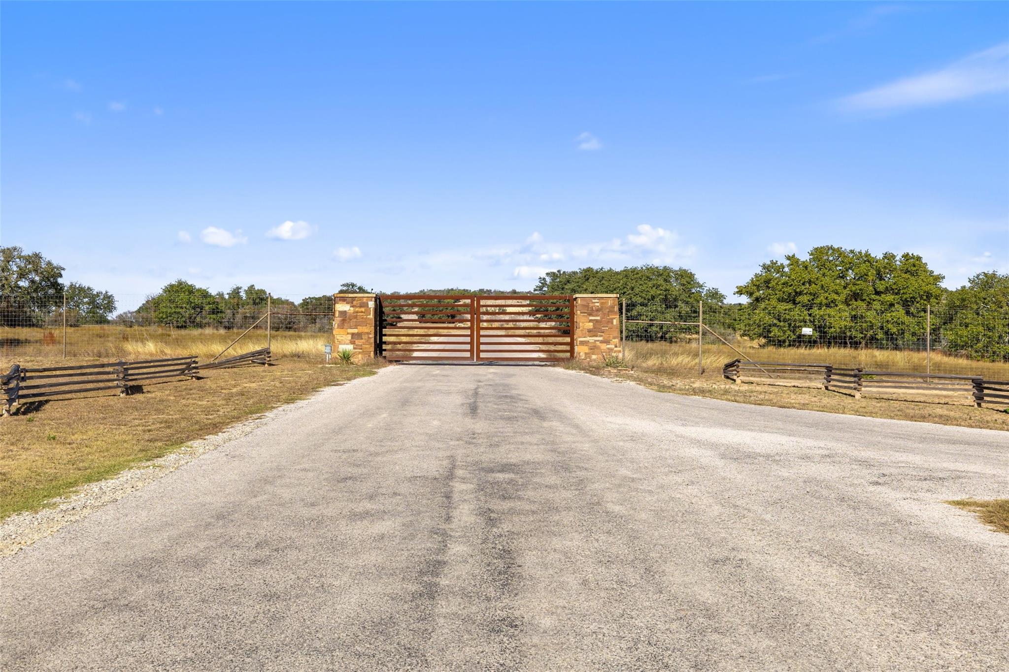 271 S Cielo Vista Ct, Fredericksburg, TX 78624