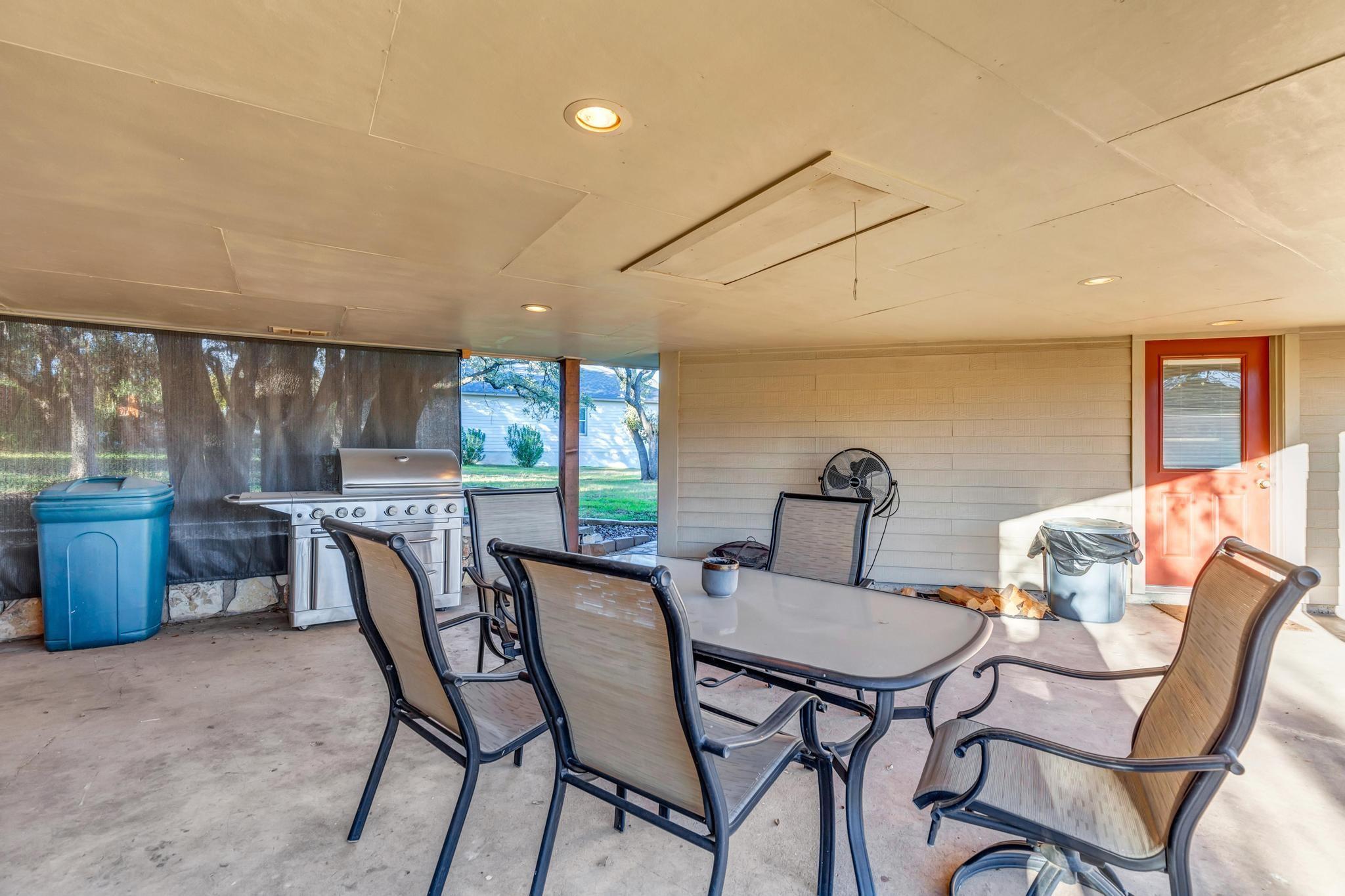 318 Coventry Rd, Spicewood, TX 78669