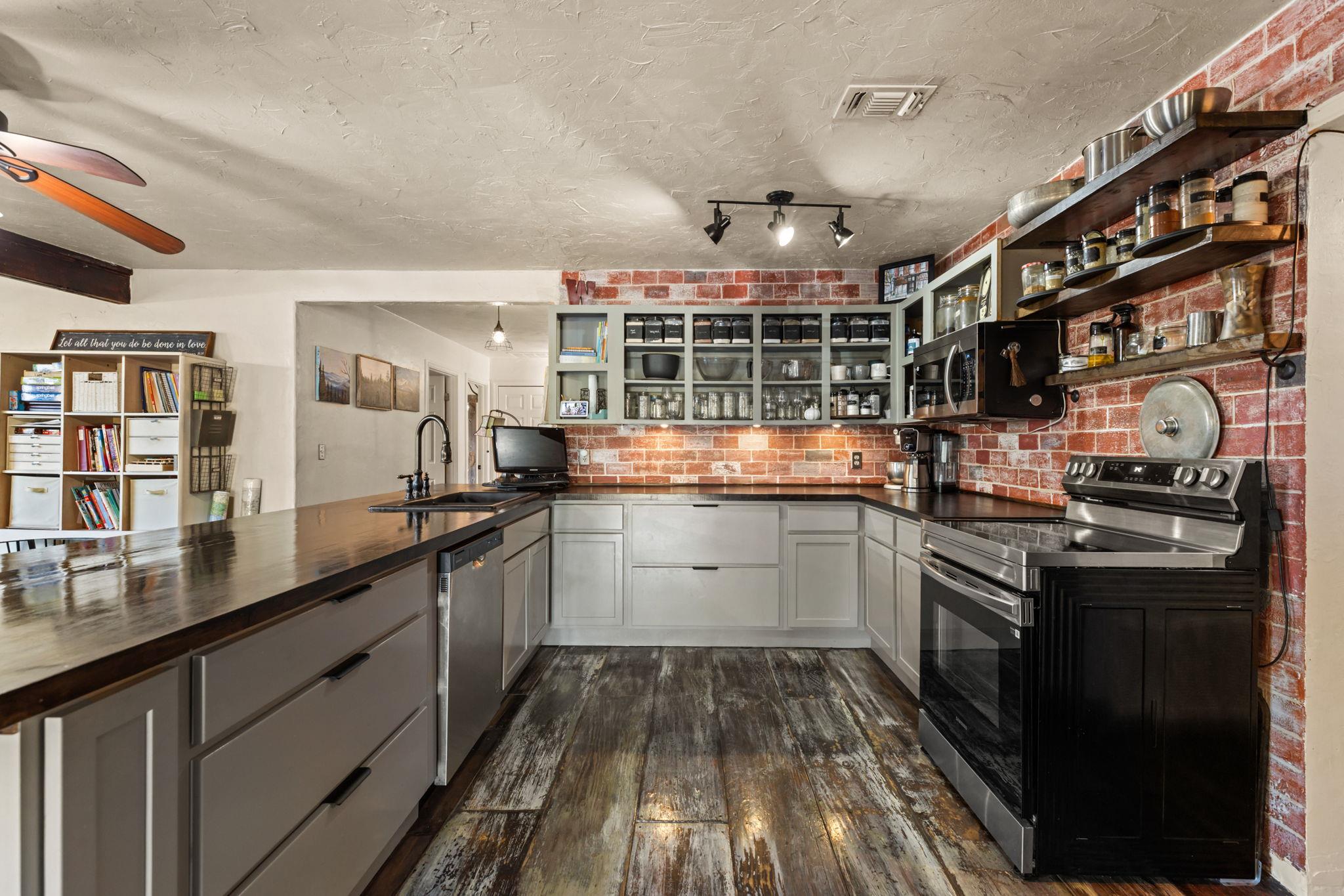 1600 Alpine Trl, San Marcos, TX 78666