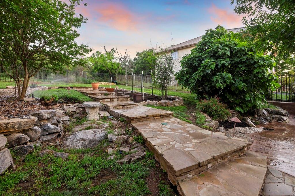 210 Half Moon St, Horseshoe Bay, TX 78657