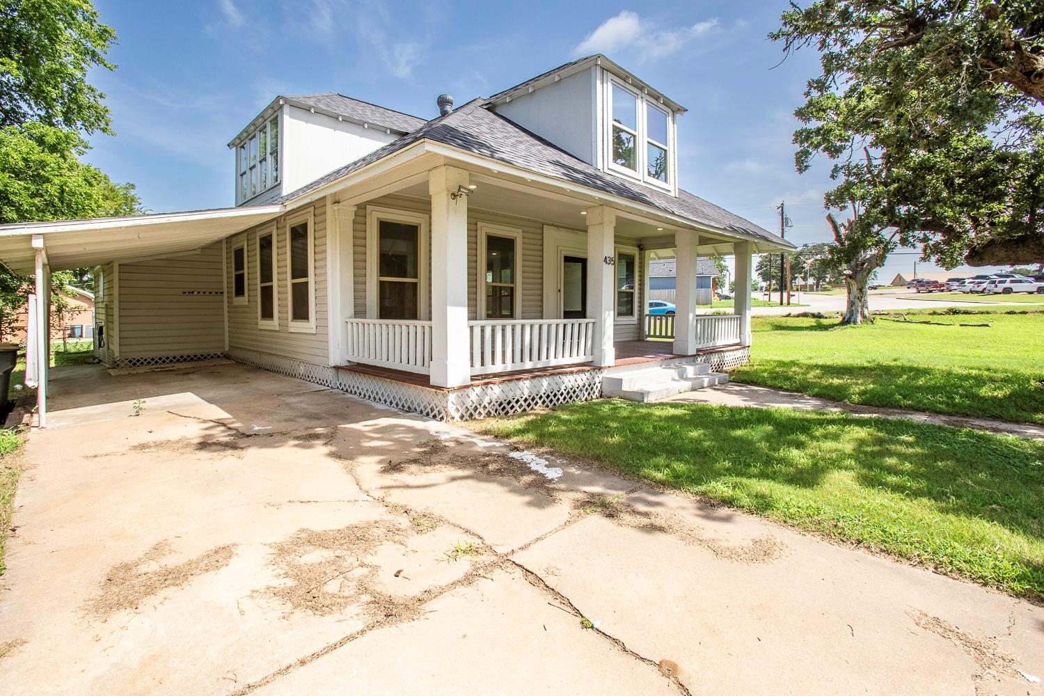 435 S Orange St, Giddings, TX 78942