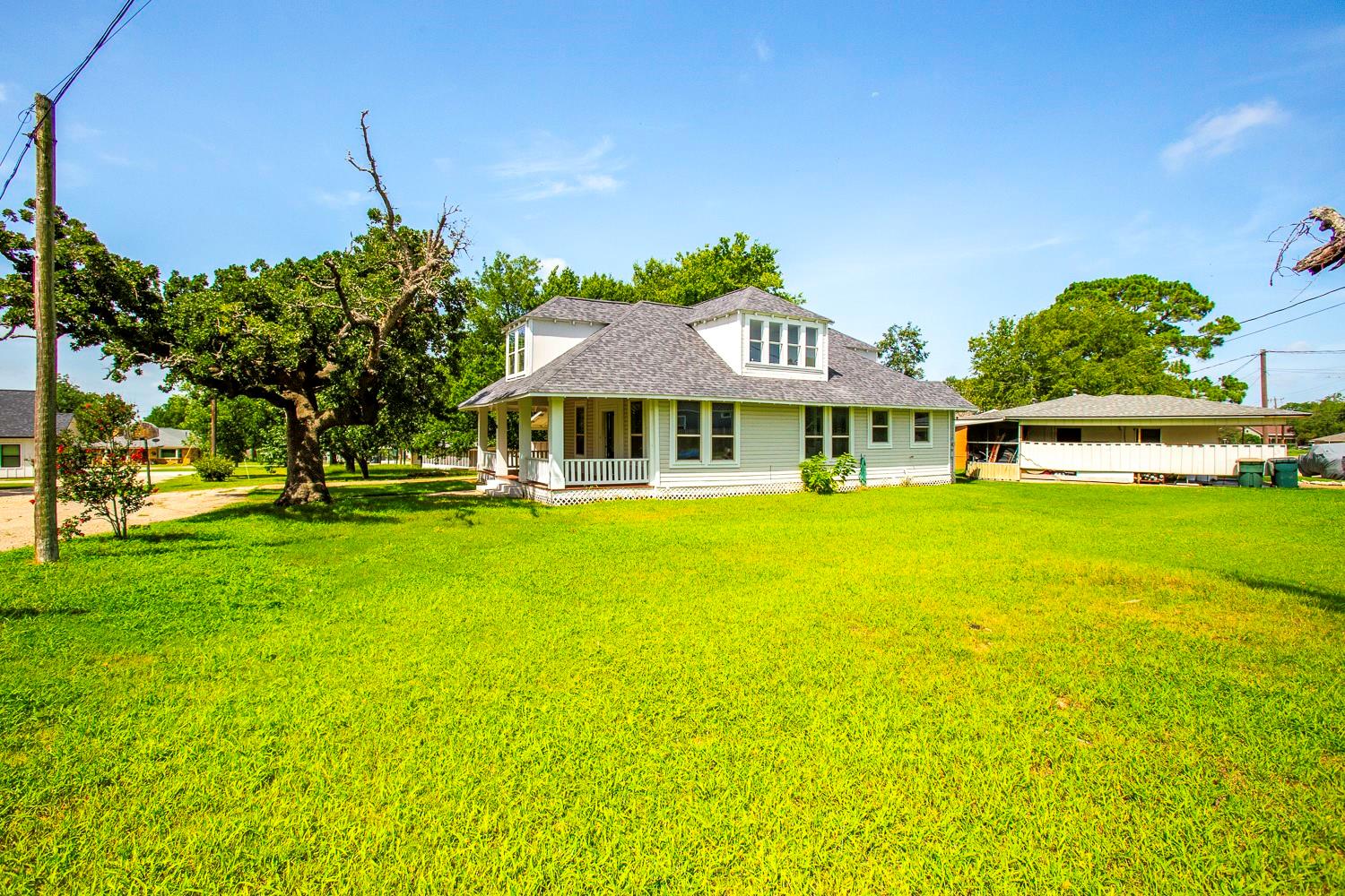 435 S Orange St, Giddings, TX 78942