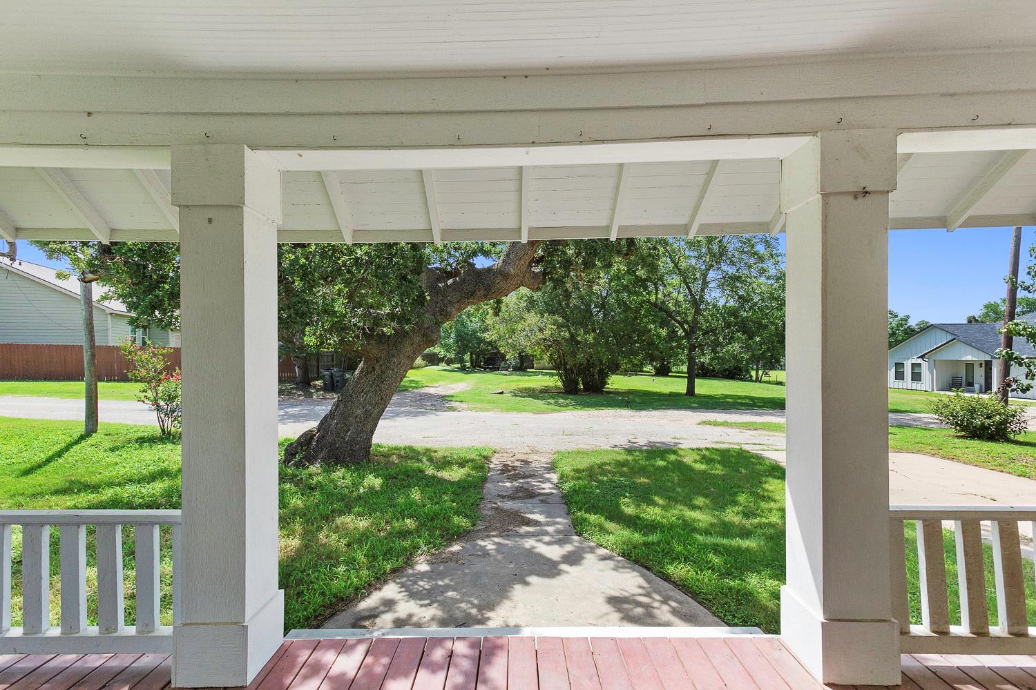 435 S Orange St, Giddings, TX 78942