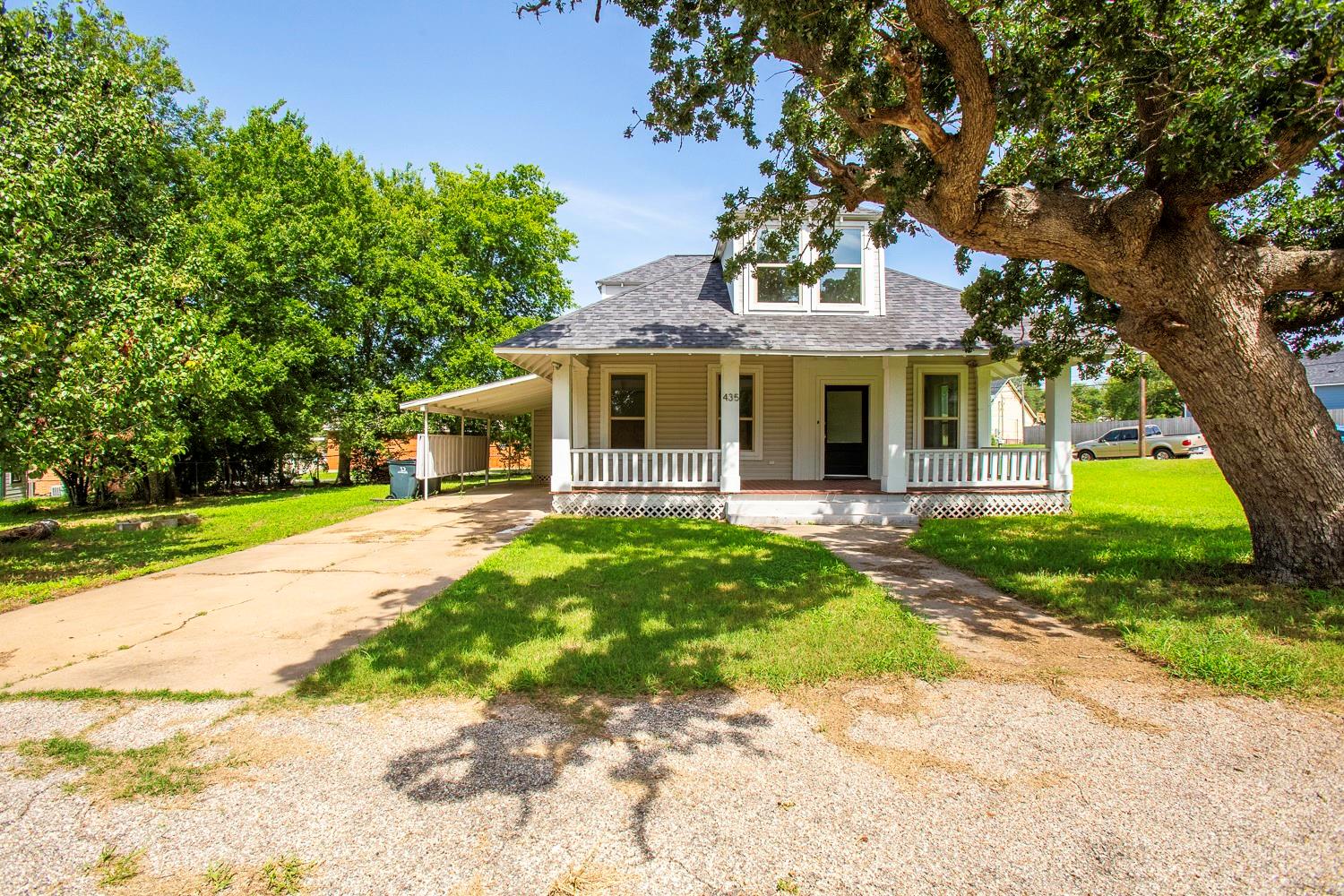 435 S Orange St, Giddings, TX 78942