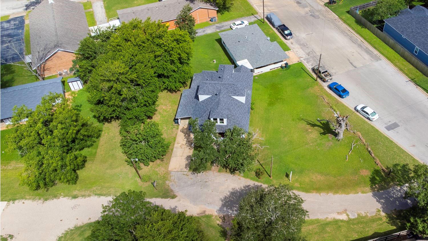 435 S Orange St, Giddings, TX 78942