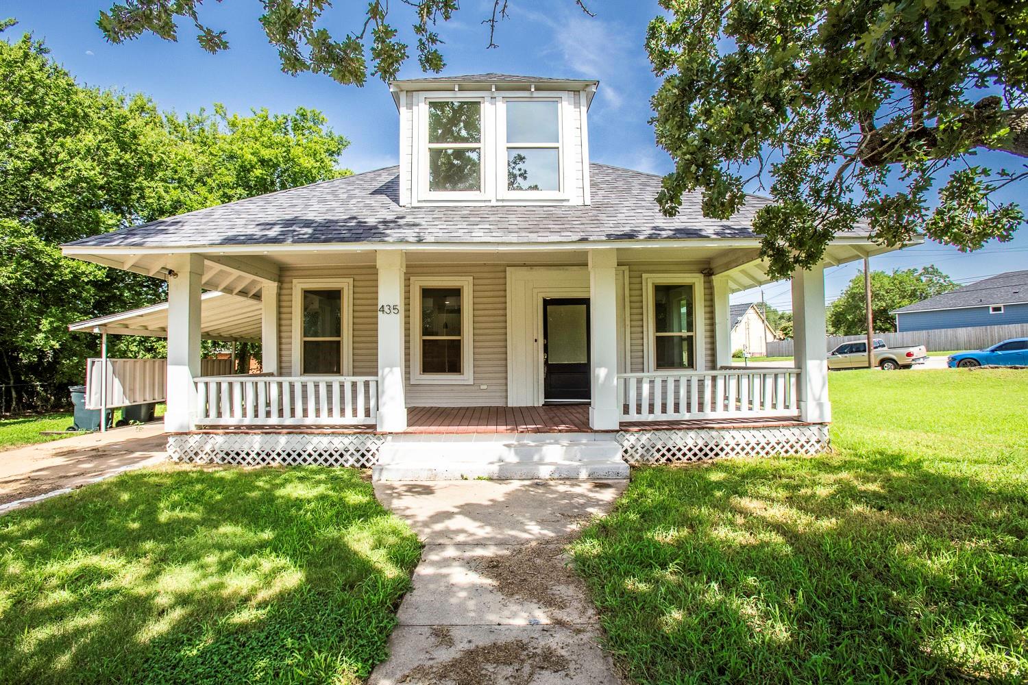 435 S Orange St, Giddings, TX 78942
