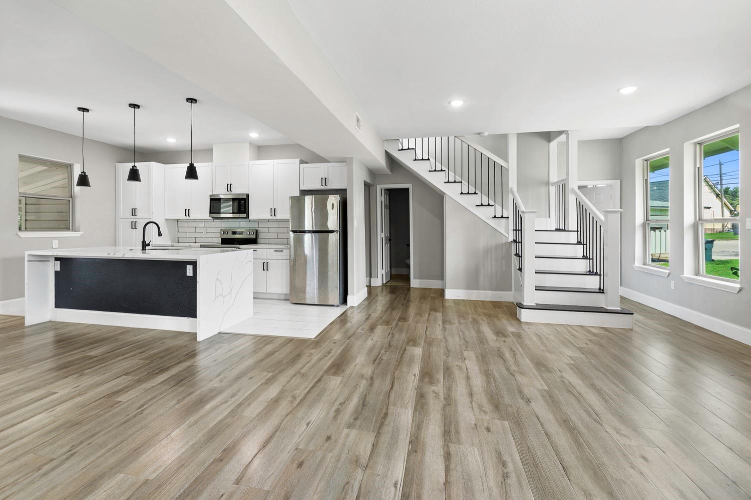 435 S Orange St, Giddings, TX 78942