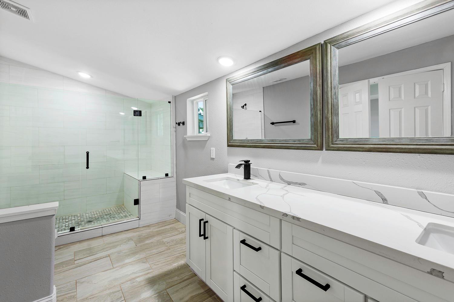 435 S Orange St, Giddings, TX 78942