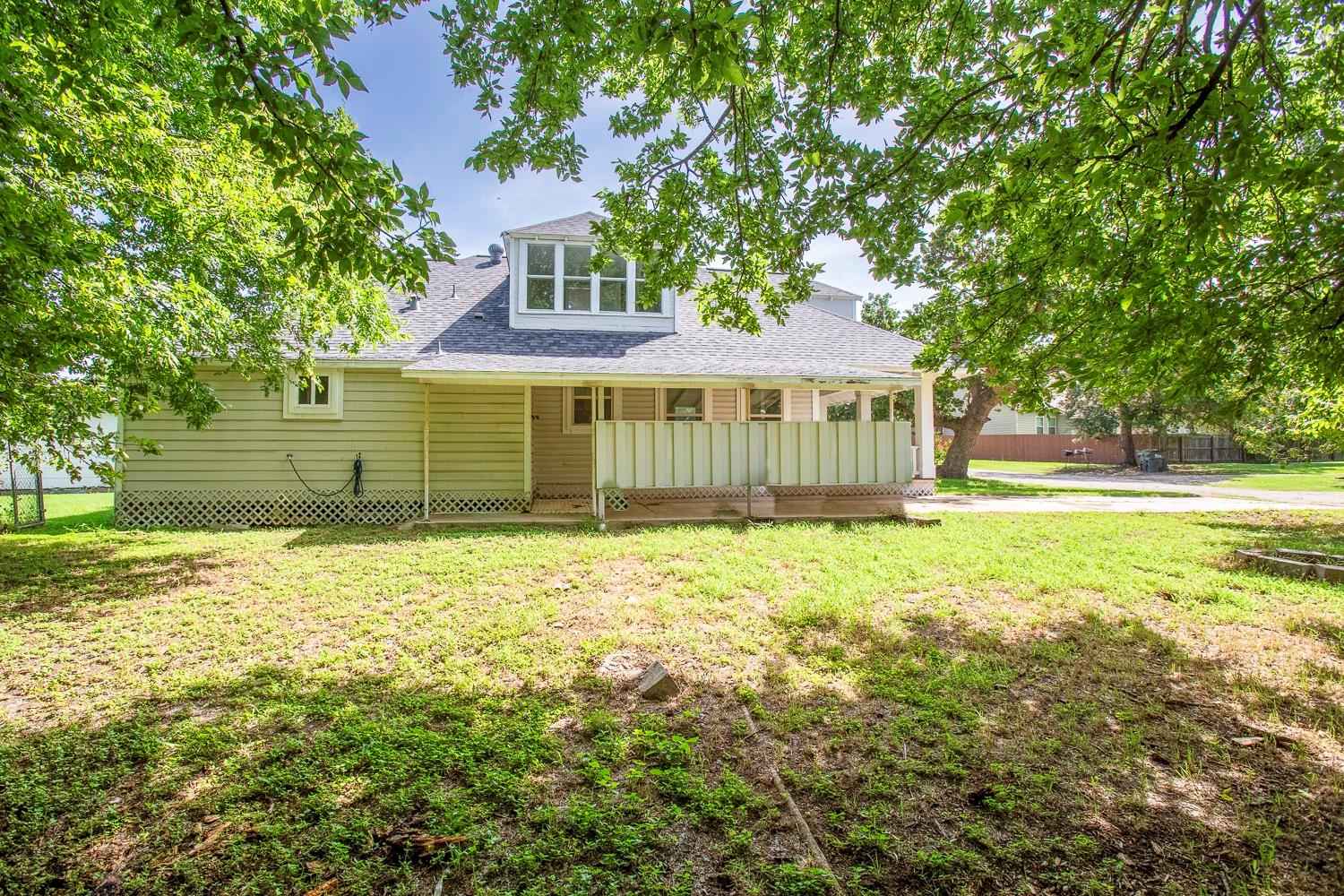 435 S Orange St, Giddings, TX 78942