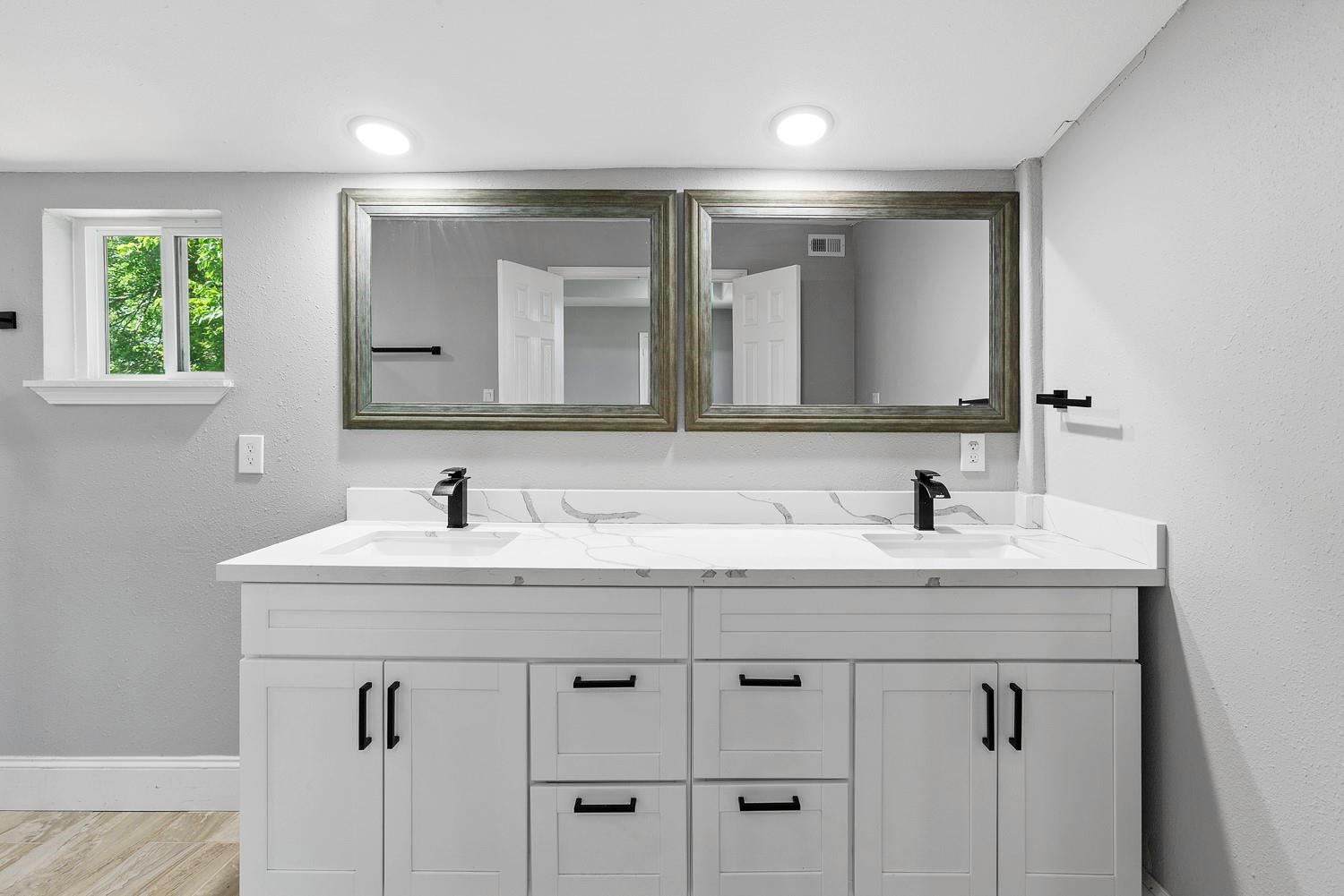 435 S Orange St, Giddings, TX 78942