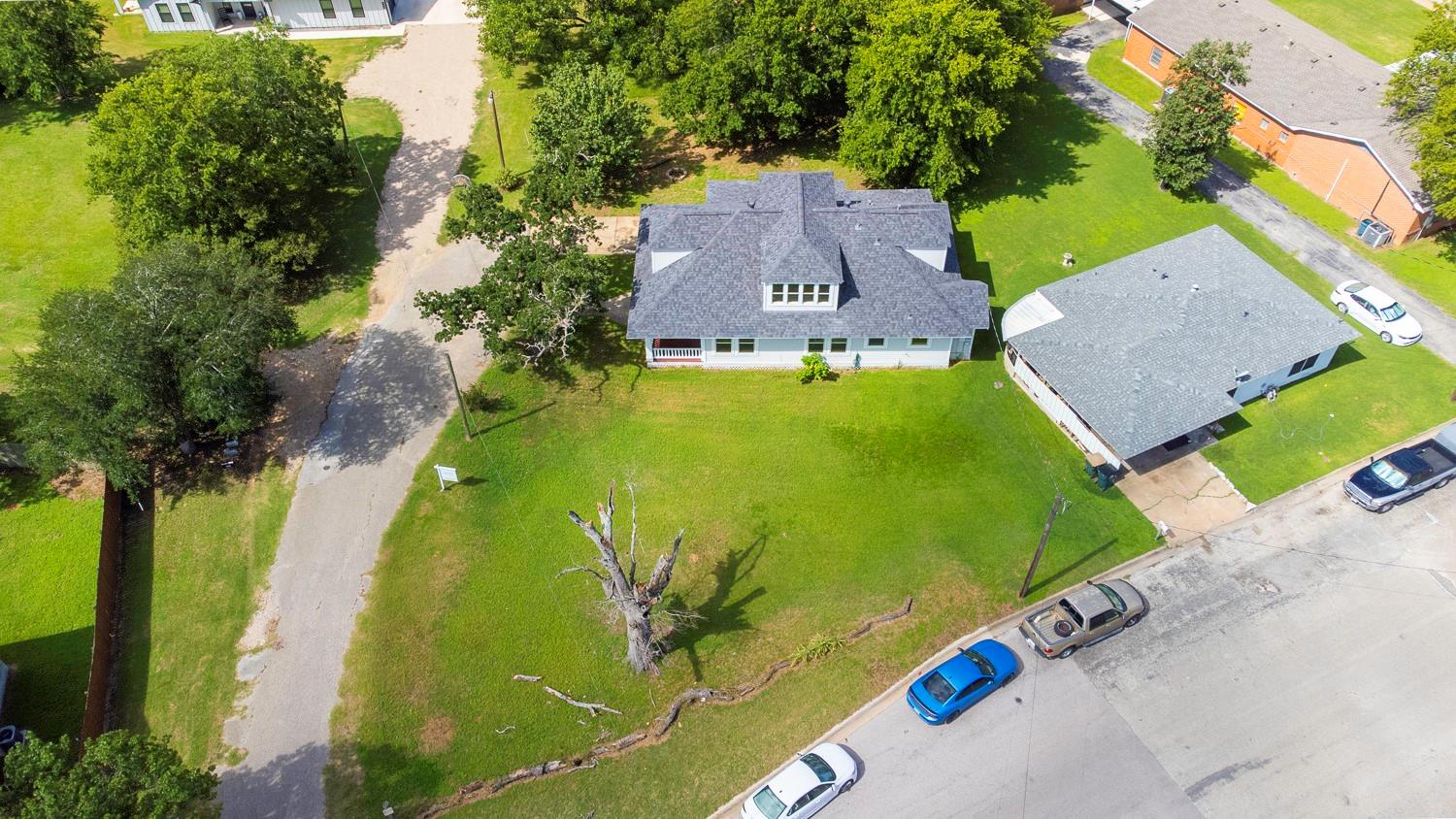 435 S Orange St, Giddings, TX 78942