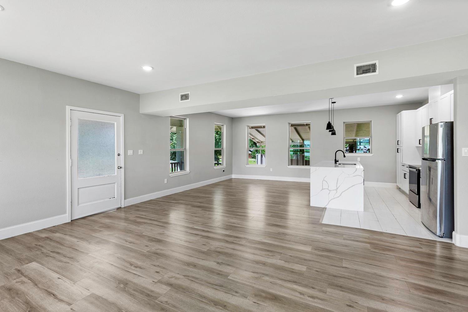 435 S Orange St, Giddings, TX 78942