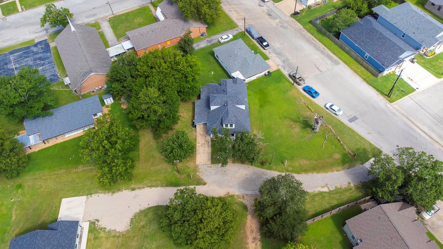 435 S Orange St, Giddings, TX 78942