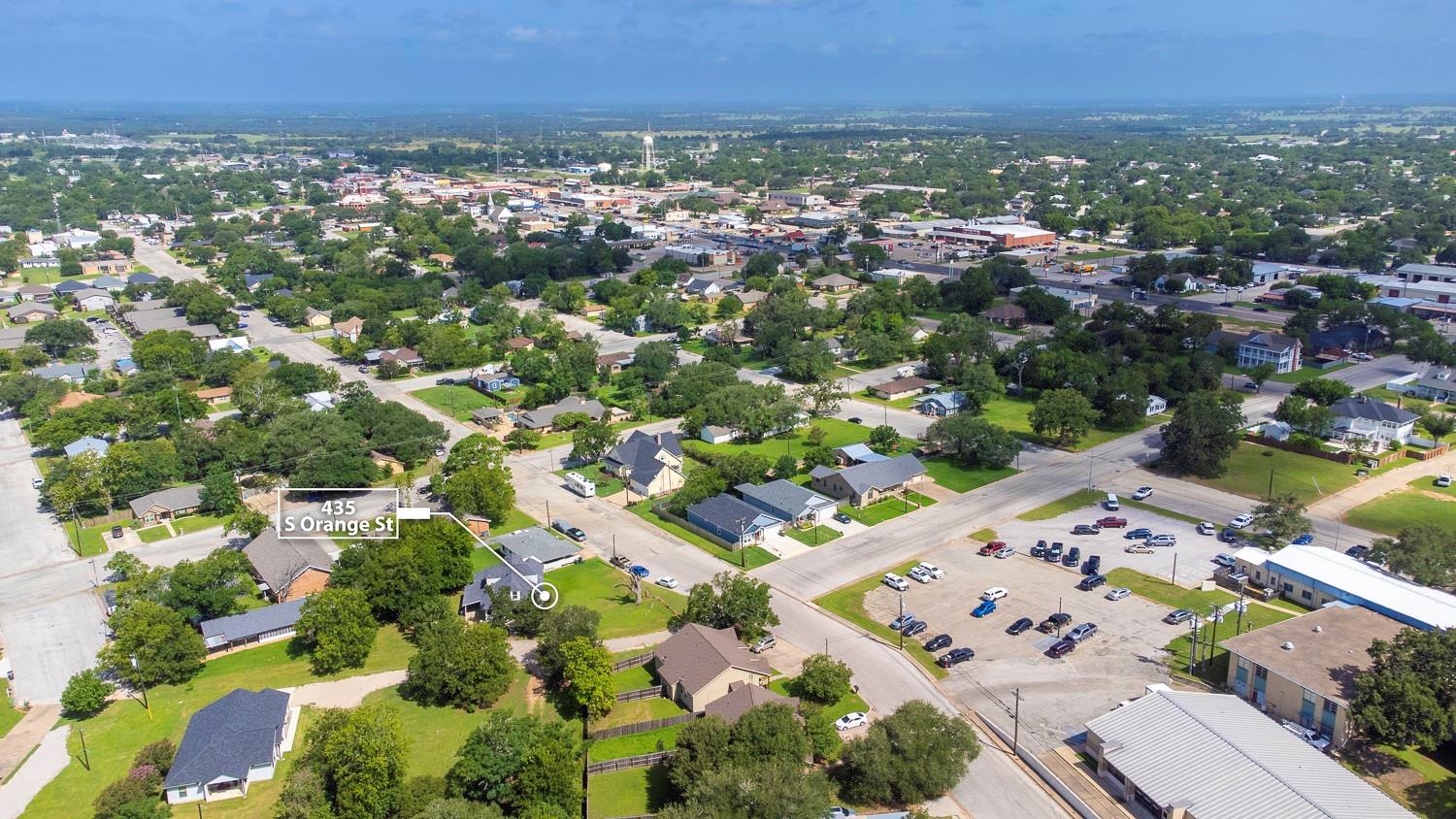 435 S Orange St, Giddings, TX 78942