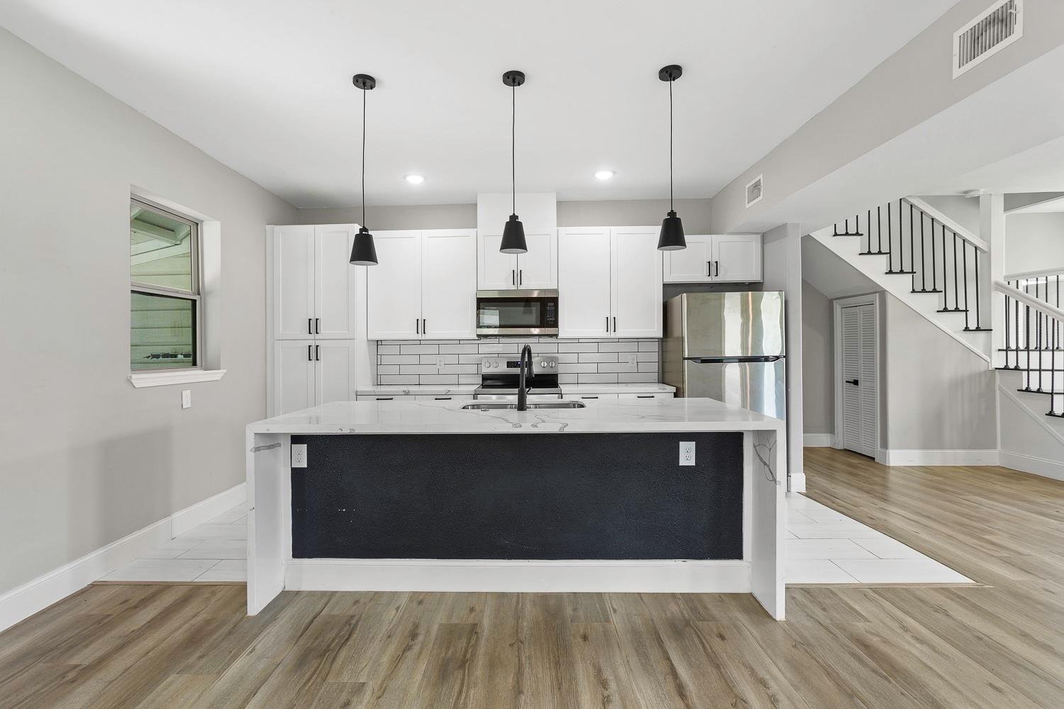 435 S Orange St, Giddings, TX 78942