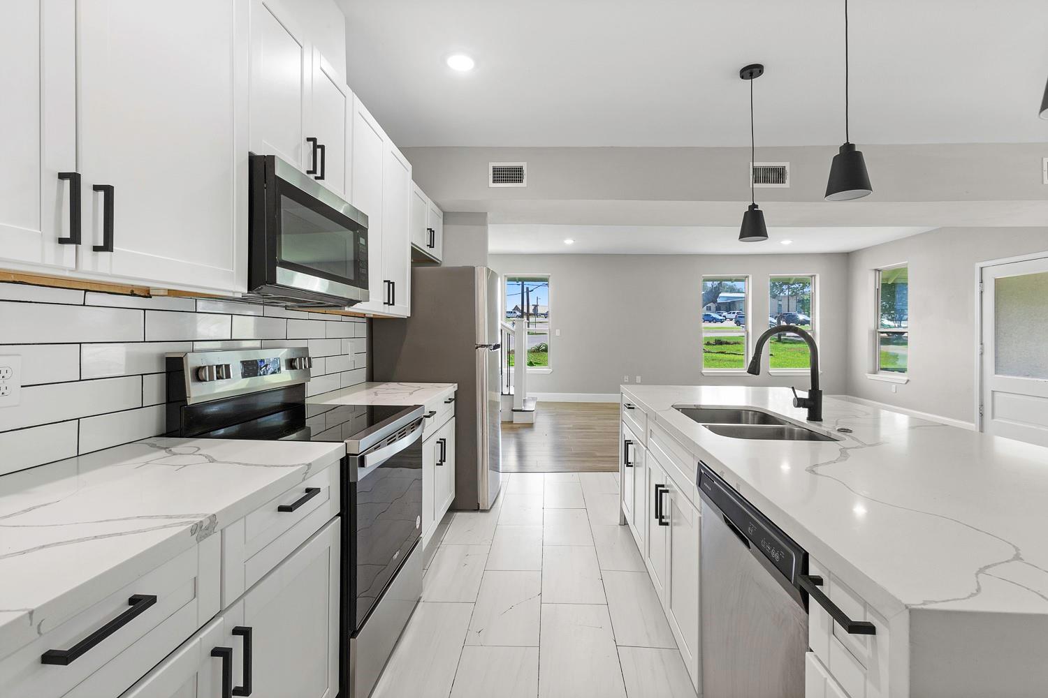 435 S Orange St, Giddings, TX 78942