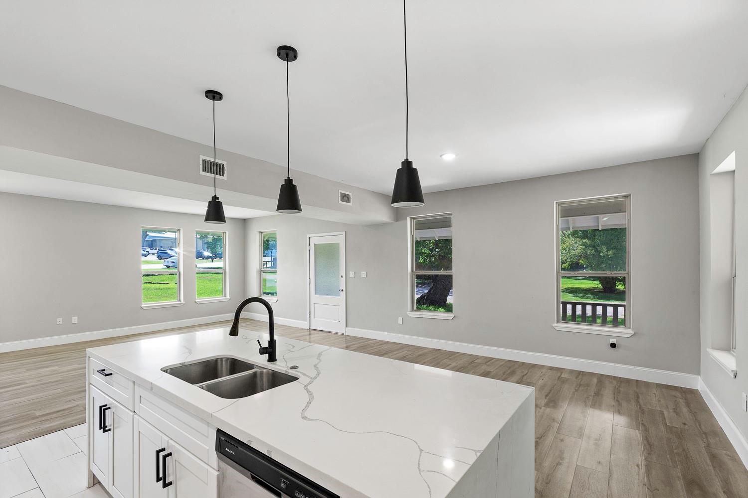 435 S Orange St, Giddings, TX 78942