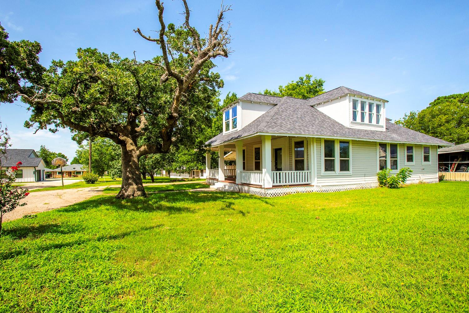 435 S Orange St, Giddings, TX 78942