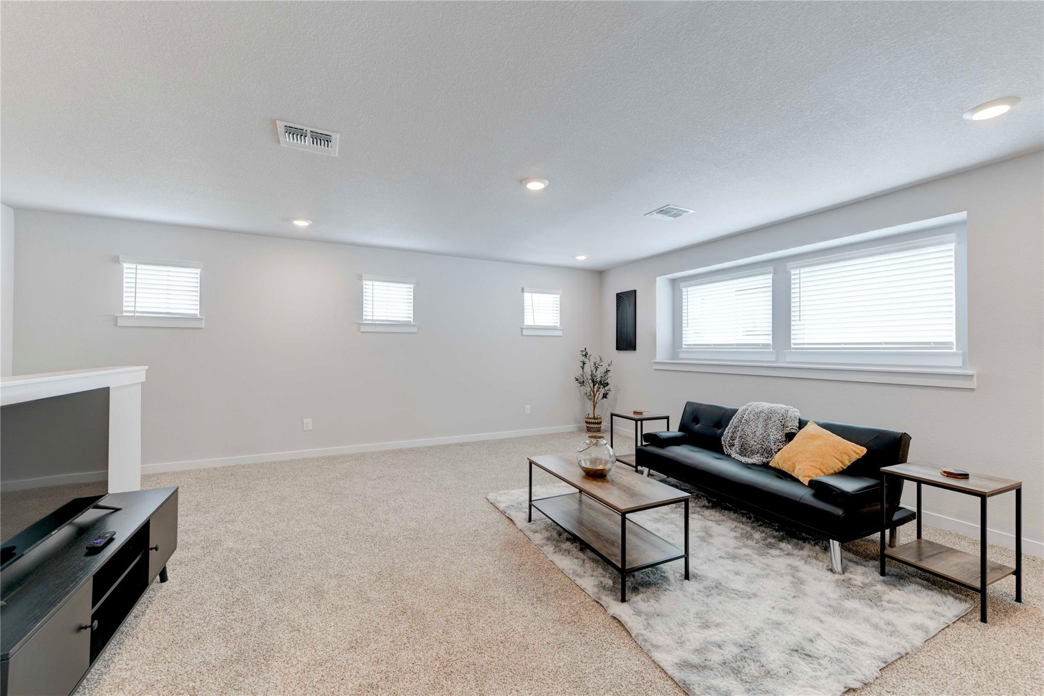 520 Clearlake Dr, Hutto, TX 78634