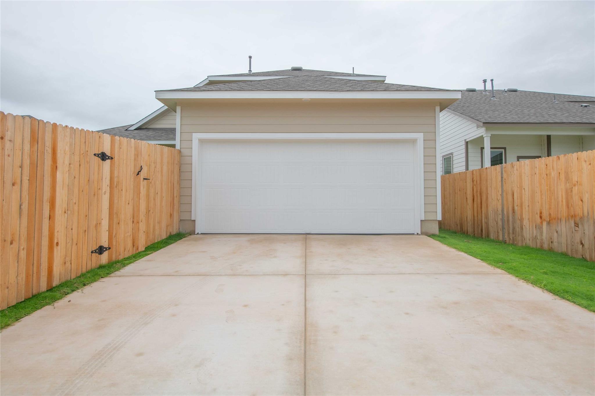 520 Clearlake Dr, Hutto, TX 78634