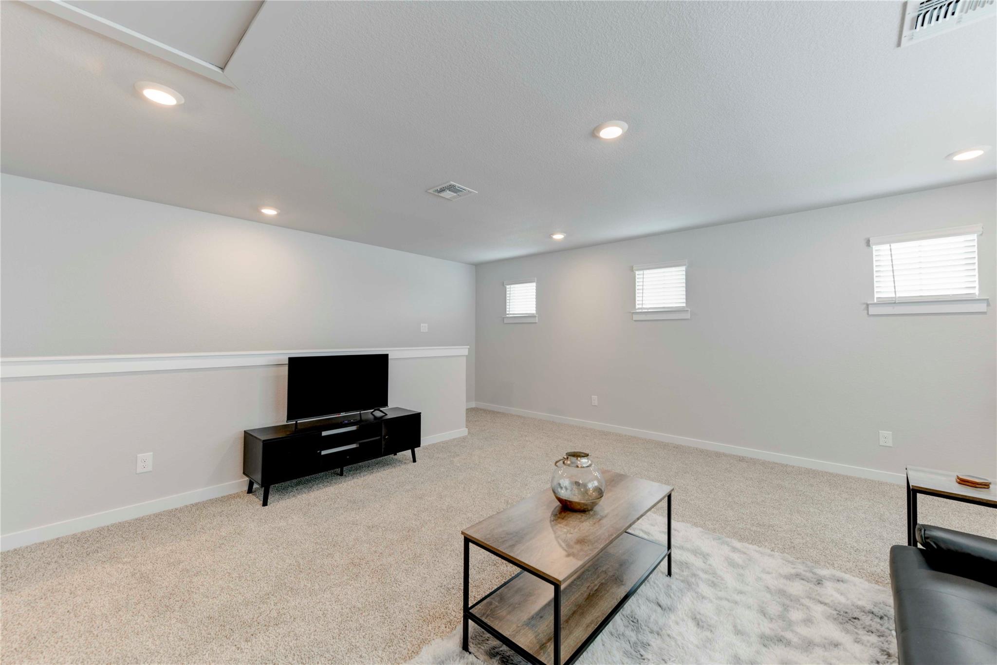 520 Clearlake Dr, Hutto, TX 78634