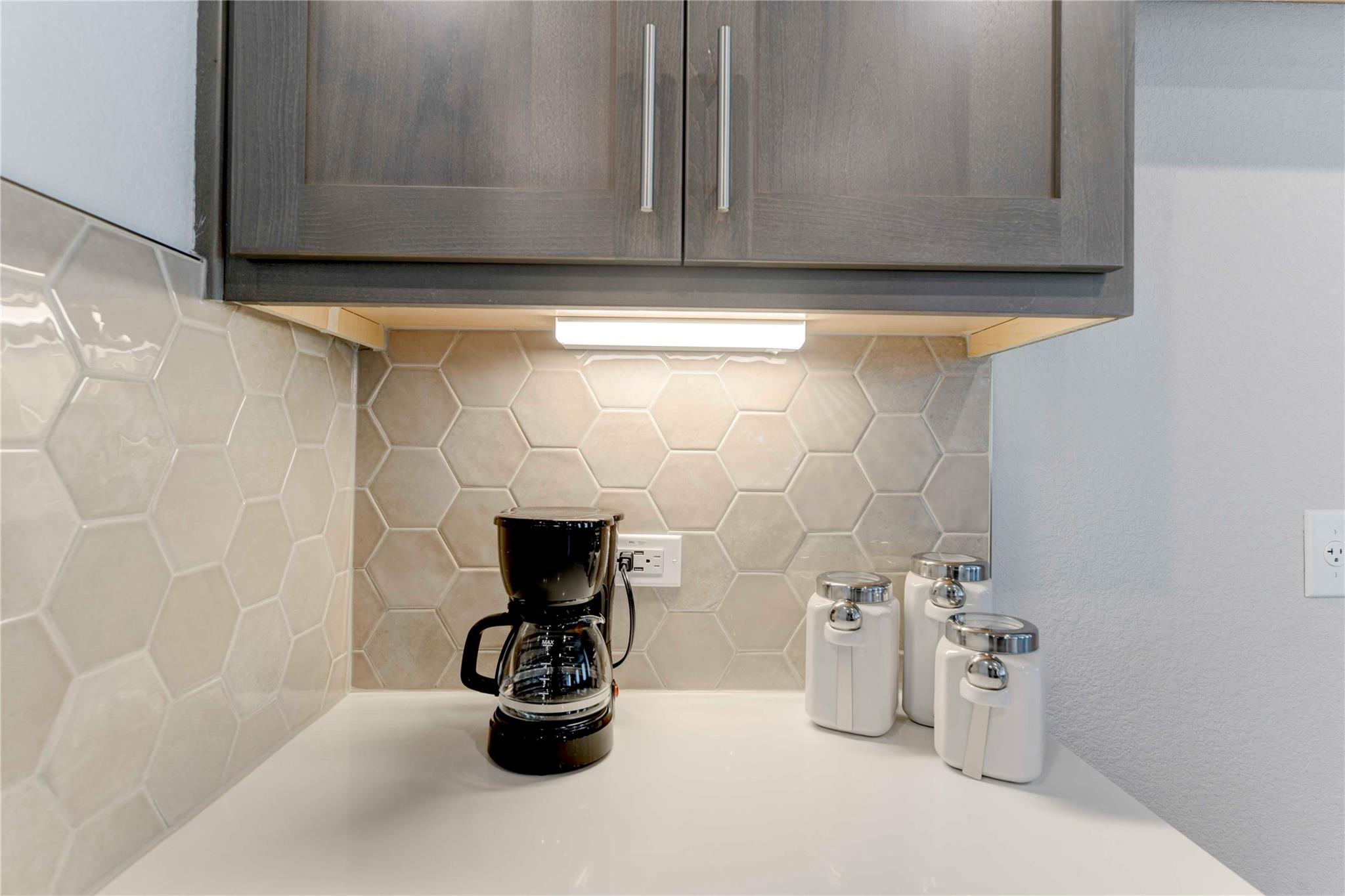 520 Clearlake Dr, Hutto, TX 78634