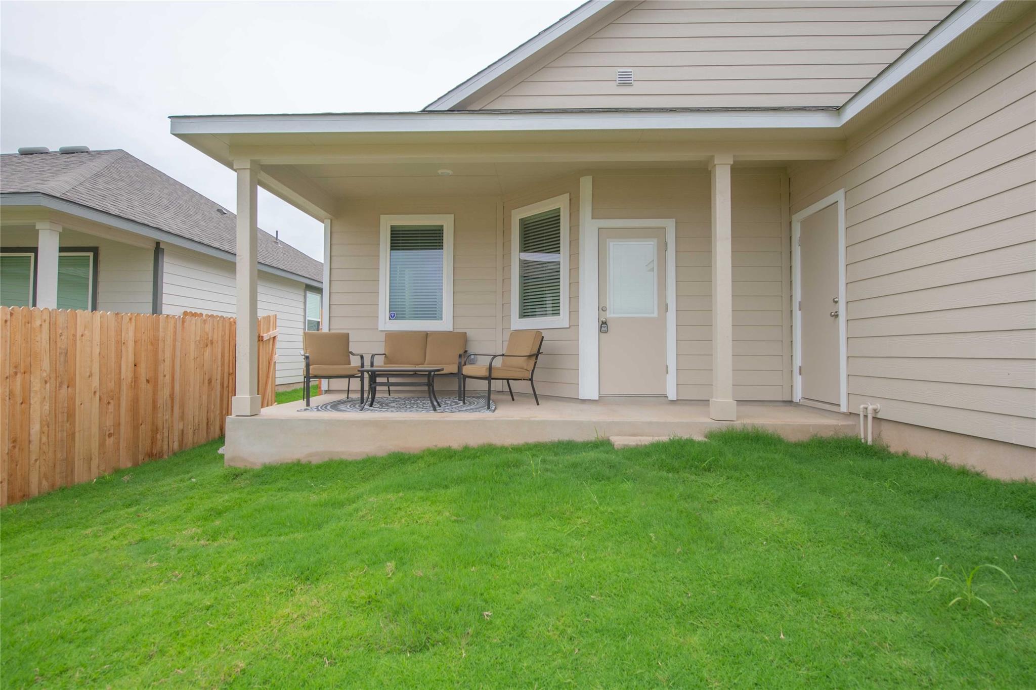 520 Clearlake Dr, Hutto, TX 78634