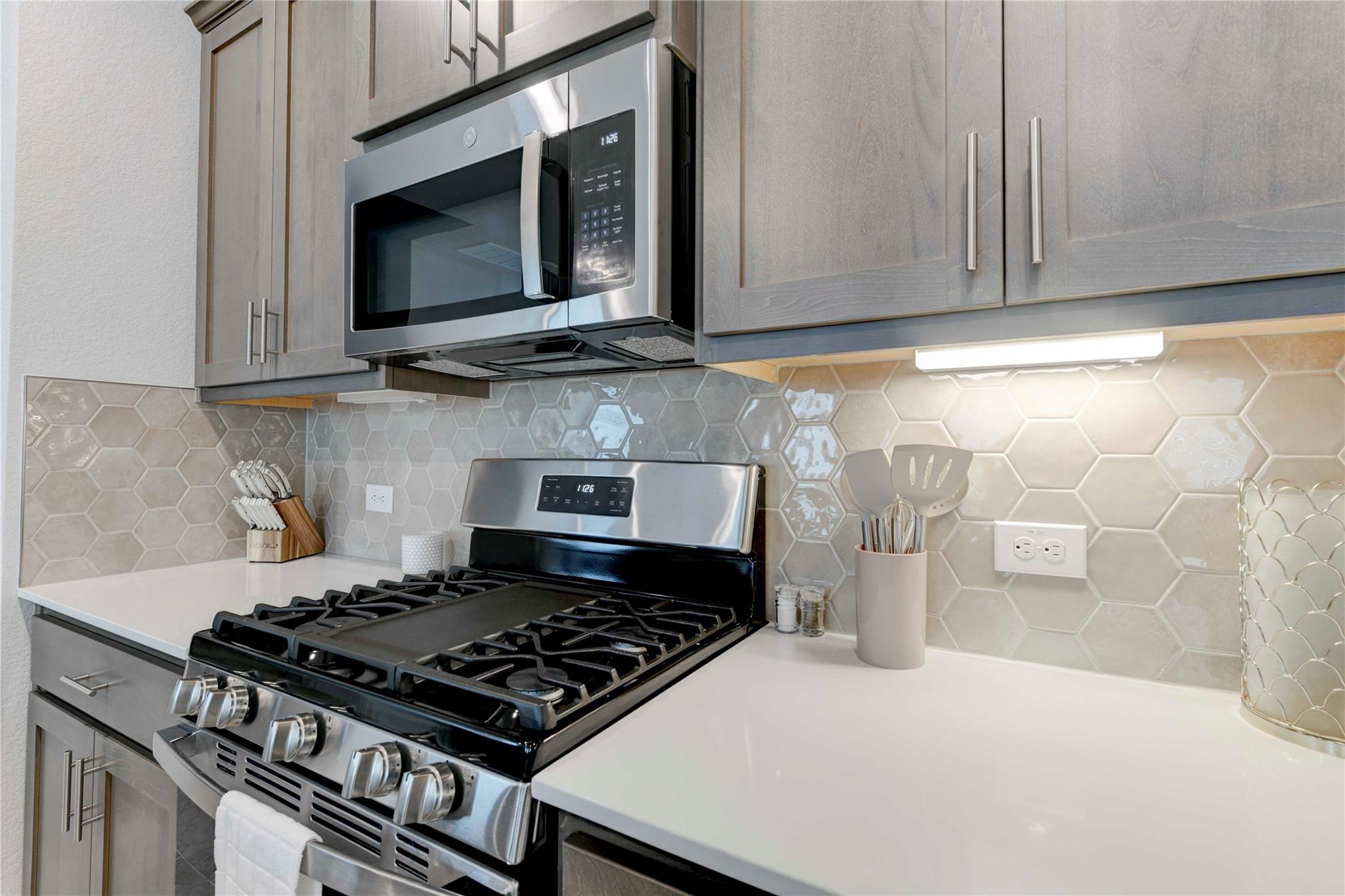 520 Clearlake Dr, Hutto, TX 78634