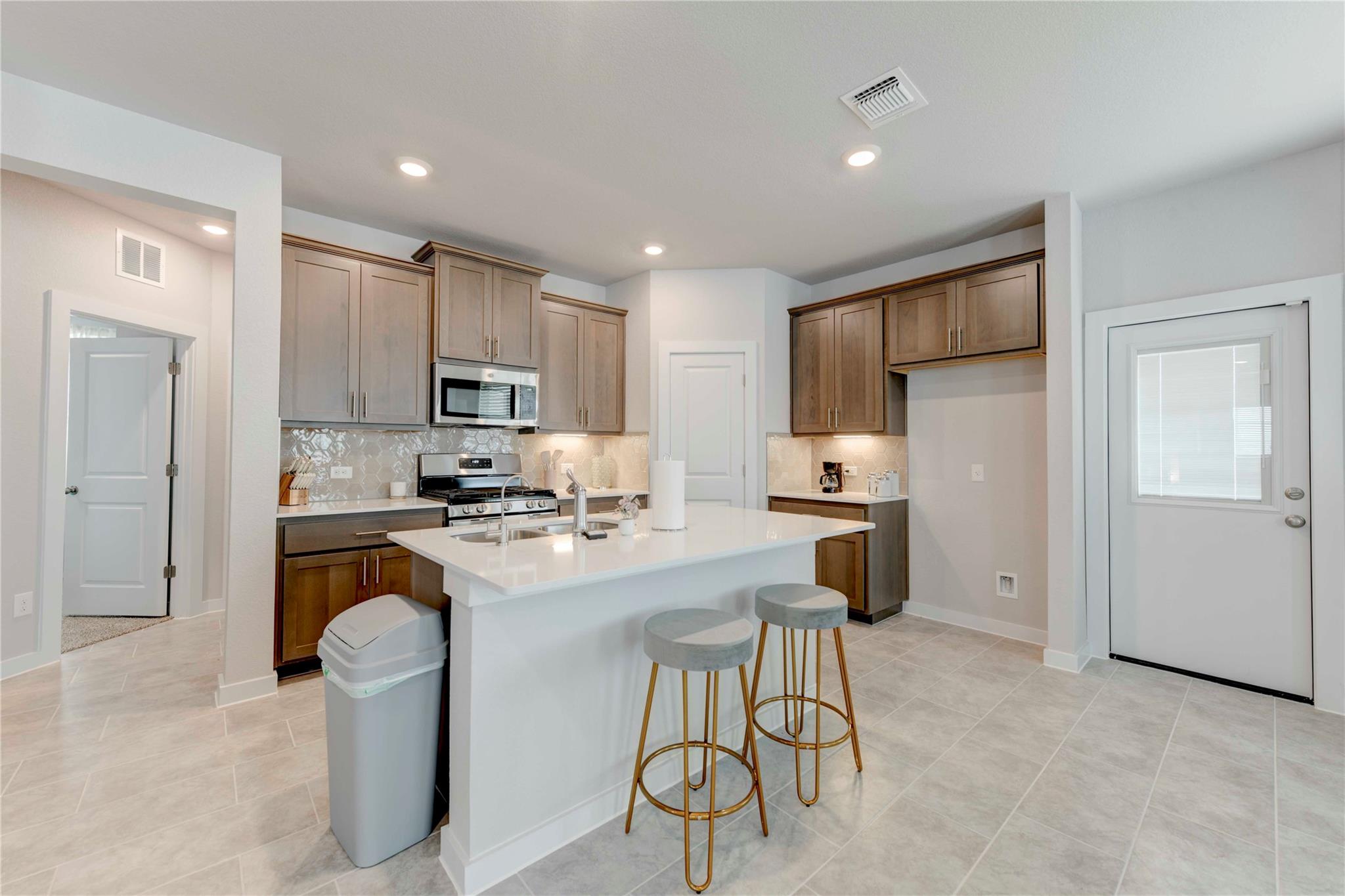 520 Clearlake Dr, Hutto, TX 78634