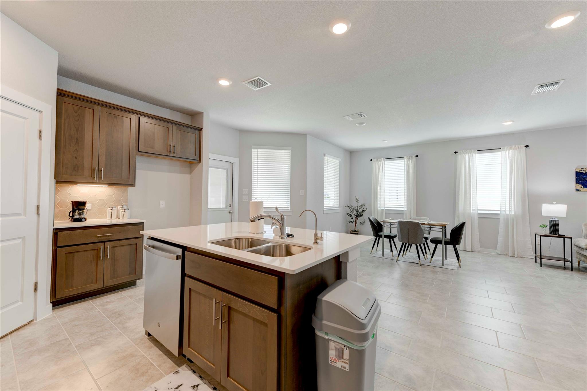 520 Clearlake Dr, Hutto, TX 78634